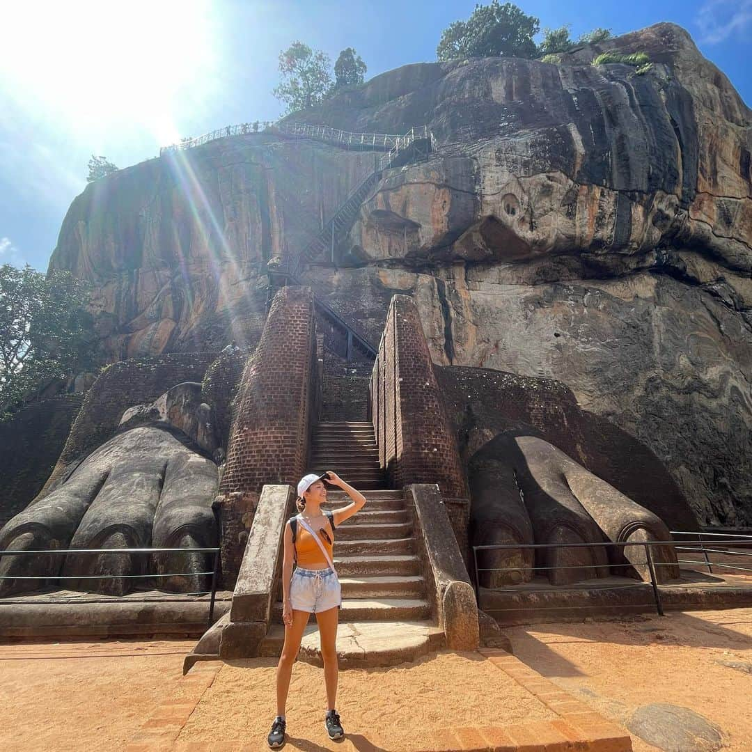 市原彩花さんのインスタグラム写真 - (市原彩花Instagram)「First time in Sri Lanka🇱🇰 📍Sigiriya Rock 38ヵ国目✈️スリランカ🇱🇰  世界遺産シーギリアロック🪨 ここにずーーっと来たかったの❣️ また一つ夢が叶った☺️  昔はこの巨大な岩の上にお城があったんだって😳 30分以上かけて世界遺産を登ったよ✌️ 帰りは2人とも膝ガクブルでした😂  スリランカは観光スポットが広く点在してて個人で旅行するのは大変&昔デモがあって不安だったからプライベートツアーを組んでくれる @srilankaby_michi にお願いしたよ😊 ガイドさんは日本語ペラペラの @kumaribalasuriya 、ドライバーさんも優しくて、私達の行きたいところ&オススメの場所に自由に連れてってくれてるよ🥳  スリランカツアー @srilankaby_michi  ツアー代表のミチちゃん @michi_1017  スリランカホームステイ @srilankabymichi_homestay   #srilanka#スリランカ#srilankatravel#srilankatrip#スリランカ旅行#スリランカ観光#スリランカ旅行記#シーギリヤロック#シギリヤロック#sigiriya#sigiriyarock#世界遺産#worldheritage#海外旅行 #あーちゃんスリランカ」1月17日 13時30分 - ayaka_ichihara