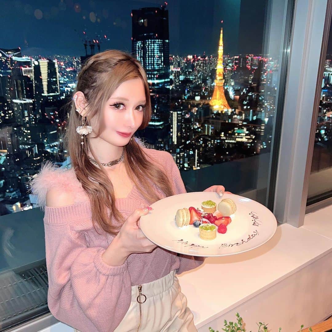 ゆうめろさんのインスタグラム写真 - (ゆうめろInstagram)「どんちゃんに誕生日お祝いしてもらったよ💗 東京タワーが見えるレストラン ( @themoon_roppongi ) 夜景が素敵だった🗼✨ ゆうめろちゃんこういう所好きそうだから予約したって 言ってくれて、私の好み分かってくれてた🥹❤️ 誕生日どんちゃんと過ごせて楽しかった〜！ 今年も思い出たくさん作ろうね🤤💗 ・ #誕生日ディナー #誕生日サプライズ #themoon  #六本木ディナー #六本木ヒルズ #女子会ディナー」1月17日 14時59分 - yk.o0