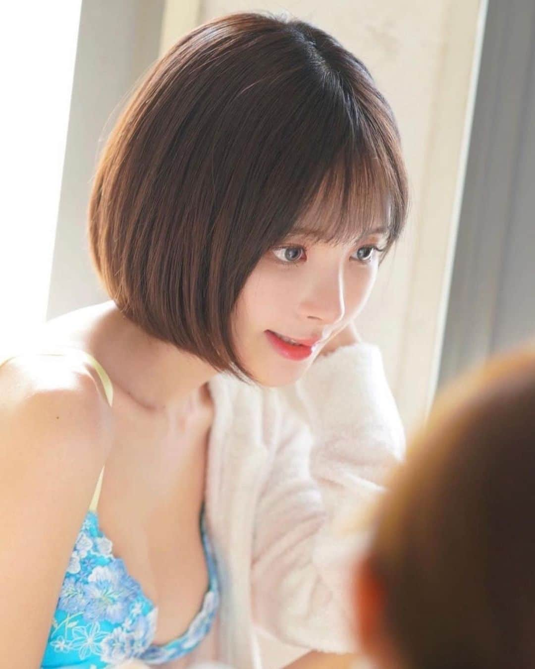 桃乃木かなさんのインスタグラム写真 - (桃乃木かなInstagram)「ショートヘア色々💇‍♀️  ショートカットの写真載せて欲しいって 結構言われるのでショートだった時期の写真探してきたよ🤳  巻くかストレートかでも全然イメージ変わるけど、 私はホワイトアッシュ系ショートが1番好きです...🫶  いつもエクステ付けてしまうので ショートのイメージはあまりないかもしれませんが 今は地毛を伸ばし中 ✌︎ˆ̑‵̮ˆ̑  #ショートヘア #撮影」1月17日 16時33分 - kana_momonogi