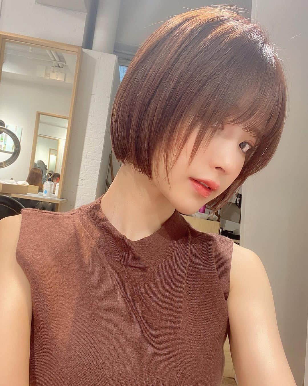 桃乃木かなさんのインスタグラム写真 - (桃乃木かなInstagram)「ショートヘア色々💇‍♀️  ショートカットの写真載せて欲しいって 結構言われるのでショートだった時期の写真探してきたよ🤳  巻くかストレートかでも全然イメージ変わるけど、 私はホワイトアッシュ系ショートが1番好きです...🫶  いつもエクステ付けてしまうので ショートのイメージはあまりないかもしれませんが 今は地毛を伸ばし中 ✌︎ˆ̑‵̮ˆ̑  #ショートヘア #撮影」1月17日 16時33分 - kana_momonogi