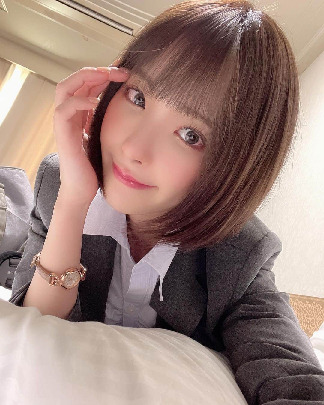 桃乃木かなさんのインスタグラム写真 - (桃乃木かなInstagram)「ショートヘア色々💇‍♀️  ショートカットの写真載せて欲しいって 結構言われるのでショートだった時期の写真探してきたよ🤳  巻くかストレートかでも全然イメージ変わるけど、 私はホワイトアッシュ系ショートが1番好きです...🫶  いつもエクステ付けてしまうので ショートのイメージはあまりないかもしれませんが 今は地毛を伸ばし中 ✌︎ˆ̑‵̮ˆ̑  #ショートヘア #撮影」1月17日 16時33分 - kana_momonogi