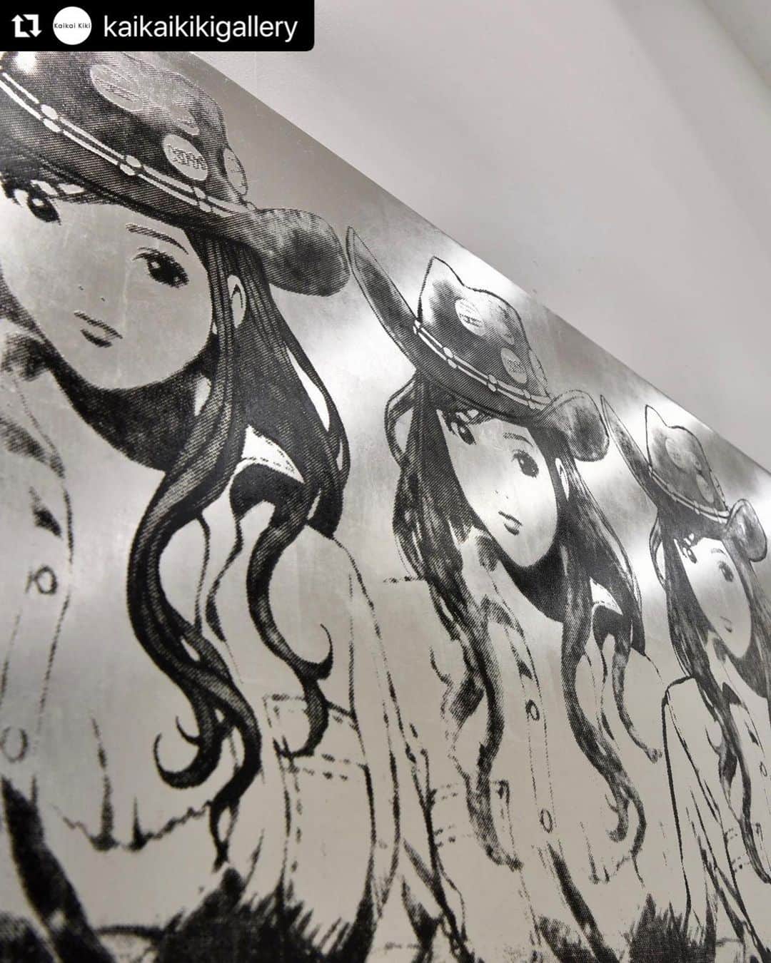 江口寿史さんのインスタグラム写真 - (江口寿史Instagram)「#Repost @kaikaikikigallery with @use.repost ・・・ Kaikai Kiki Gallery @kaikaikikigallery is pleased to announce Hisashi Eguchi’s @egutihisasi @eguchiworks solo exhibition "NO MANNER" will be held from Tuesday, January 17, 2023.  The cowgirls depicted by Eguchi are lined up in the same composition as Andy Warhol's "Triple Elvis" in halftone pattern plated with platinum leaves.  Eguchi will be present at the opening reception on Tuesday, January 17, from 6:00 p.m. A talk show by Hisashi Eguchi and Takashi Murakami will be held on Sunday, January 29 at 15:00. . . カイカイキキギャラリー @kaikaikikigallery では1月17日（火）より、江口寿史 @egutihisasi @eguchiworks 個展「NO MANNER」を開催いたします。  江口氏の描くカウガールが、ウォーホルの《トリプル・エルビス》と同じポーズ、構図で並ぶこちらの作品。表面はプラチナ箔が貼られ、網点感のある仕上がりでカウガールたちが並びます。  展覧会初日となる17日18:00からは江口氏 も在廊するオープニングレセプションを開催します。 そして、1月29日(日)15:00からは江口寿史氏と村上によるトークの開催も決定。予約不要となりますので、ぜひお越しください。 . . Hisashi Eguchi Solo Exhibition 「NO MANNER」 January 17 – February 7, 2023 Gallery Hours: 11:00 - 19:00 Closed: Sundays, Mondays, Public holidays  Opening Reception Tuesday, January 17, 2023 18:00-20:00  Talk Event Sunday, January 29, 2023 15:00- Hisashi Eguchi, Takashi Murakami . . 江口寿史個展 「NO MANNER」 2023年1月17日（火）- 2023年2月7日（木） 開廊時間：11:00〜19:00 閉廊日：日曜・月曜・祝日  オープニングレセプション 1/17(火) 18:00〜20:00 ※サインの依頼等はご遠慮ください。  トークイベント 1/29(日)15:00〜 江口寿史氏、村上隆 ※予約不要 ※サインの依頼等はご遠慮ください。 . . @egutihisasi @eguchiworks . ©Hisashi Eguchi . . #江口寿史 　#HisashiEguchi #kaikaikiki #kaikaikikigallery」1月17日 17時22分 - eguchiworks