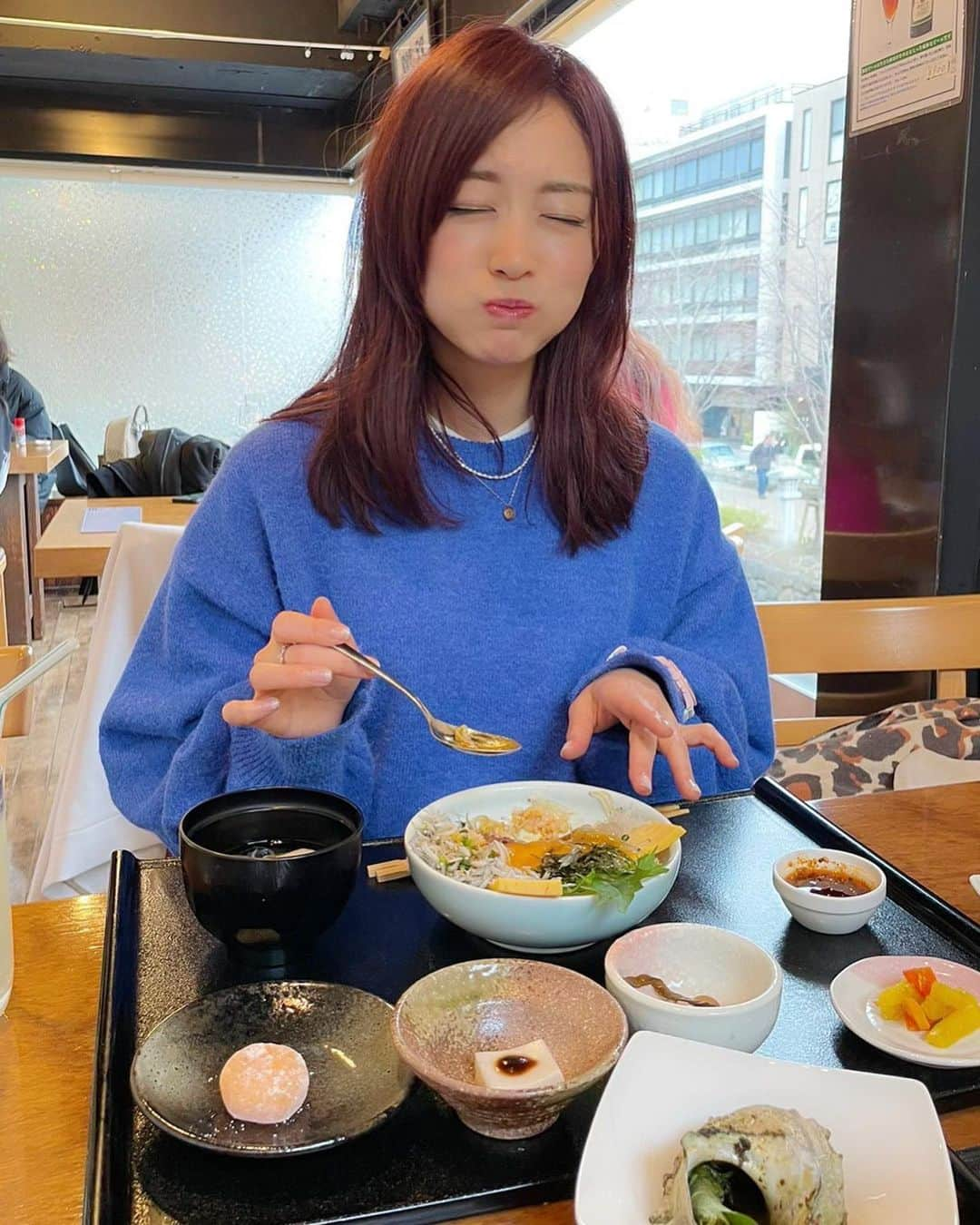 新井恵理那さんのインスタグラム写真 - (新井恵理那Instagram)「ナチュラルに優しい侑里さんの声が入っている貴重動画です♪蓮根は「ハス」派の侑里さん(*´-`)  新鮮なしらす丼にラー油をかけて味変が楽しめる、こちらの四季菜さんは、 去年、くりぃむナンタラのアタリ旅ハズレ旅ロケで行ったお店です☆ 絶対また来たいと思っていたので念願でした♪( ^ω^ )  最後はこれがこの旅のベストショットだね、とふたりが推してくれた一枚です♪ラー油が〜あうーっ♪  鶴岡八幡宮にお詣りして、鳩サブレをお土産にして帰路につきました(^-^) 大河ドラマにがっつりハマっていたこともあり、より鎌倉を堪能できましたね☆  朝市からの朝活、またしたいです( ^ω^ )完  #朝市 #セントフォース #朝活 #ドライブ #女子会 #新井恵理那 #centforce」1月17日 18時42分 - elina_arai