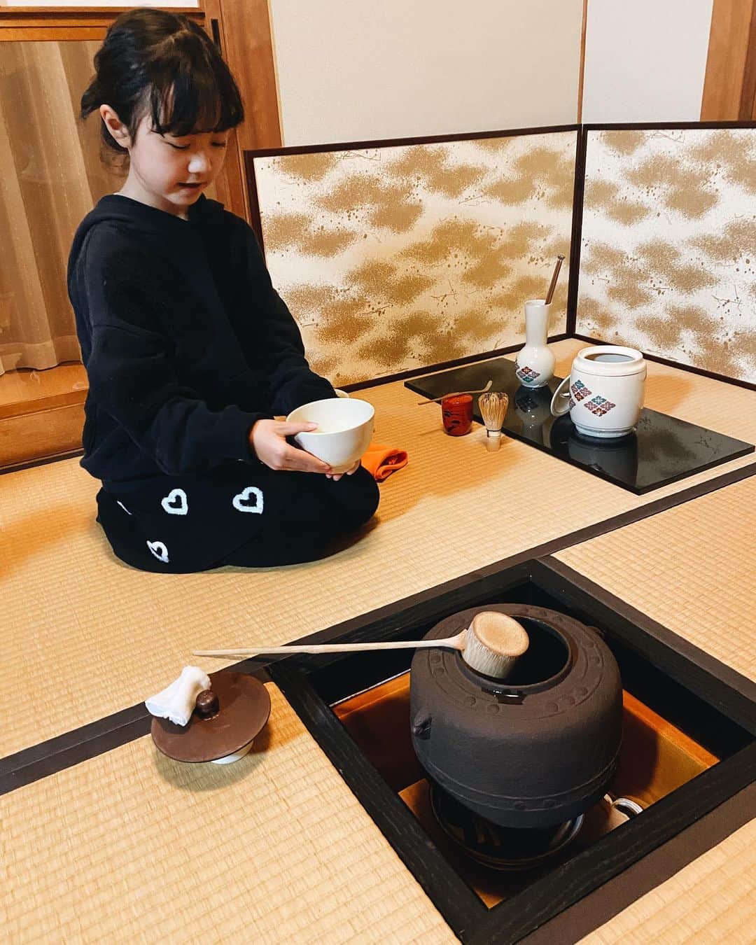 浅田芭路さんのインスタグラム写真 - (浅田芭路Instagram)「． お正月にばあばにお茶のお稽古をしていただきました🍵 久しぶりだったので少し忘れていることもあったのですが、思い出しながら楽しくできました😊 私もお客さん役でお茶をいただきました。 器がぐうぜん椿の柄でうれしかったです🌺 お茶を点てているとき、とても心が静かになれて、リフレッシュできます。 これからも少しずつ、続けていきたいです。  #🍵✨ #お茶 #椿の季節 #お点前」1月17日 19時23分 - asada_halo__official