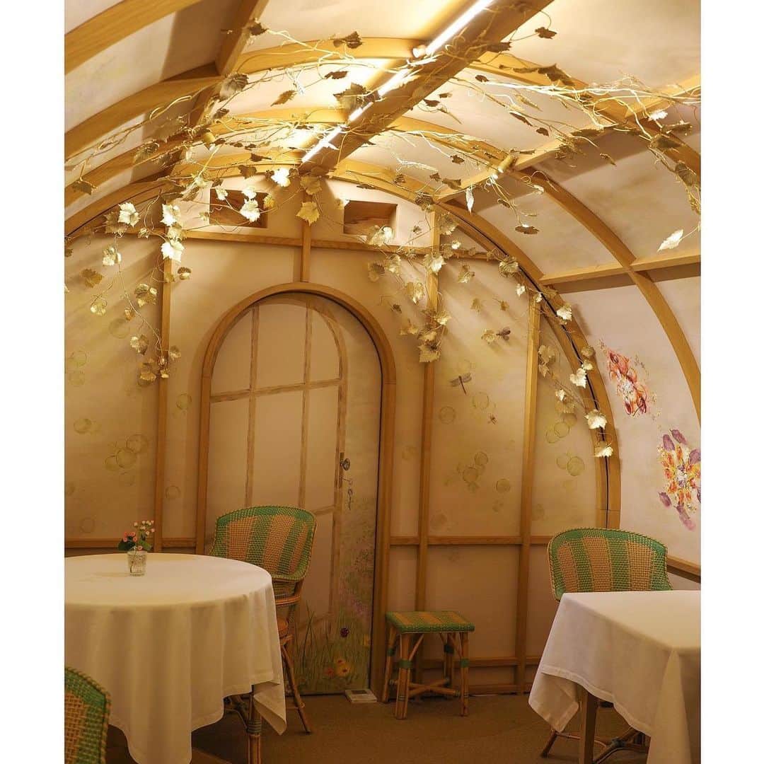 石井美保さんのインスタグラム写真 - (石井美保Instagram)「諸事情で滞在中2回も訪れることになったArpège (私的にはラッキー❤️)。地下のスペシャルなお席でdinnerをしました。壁面の絵はペイントとビーズ刺繍で出来ていて、ずっと眺めていられるほど美しい。記念に残る思い出のお店に。#arpège #mihoishii_paris」1月17日 19時55分 - miho_ishii