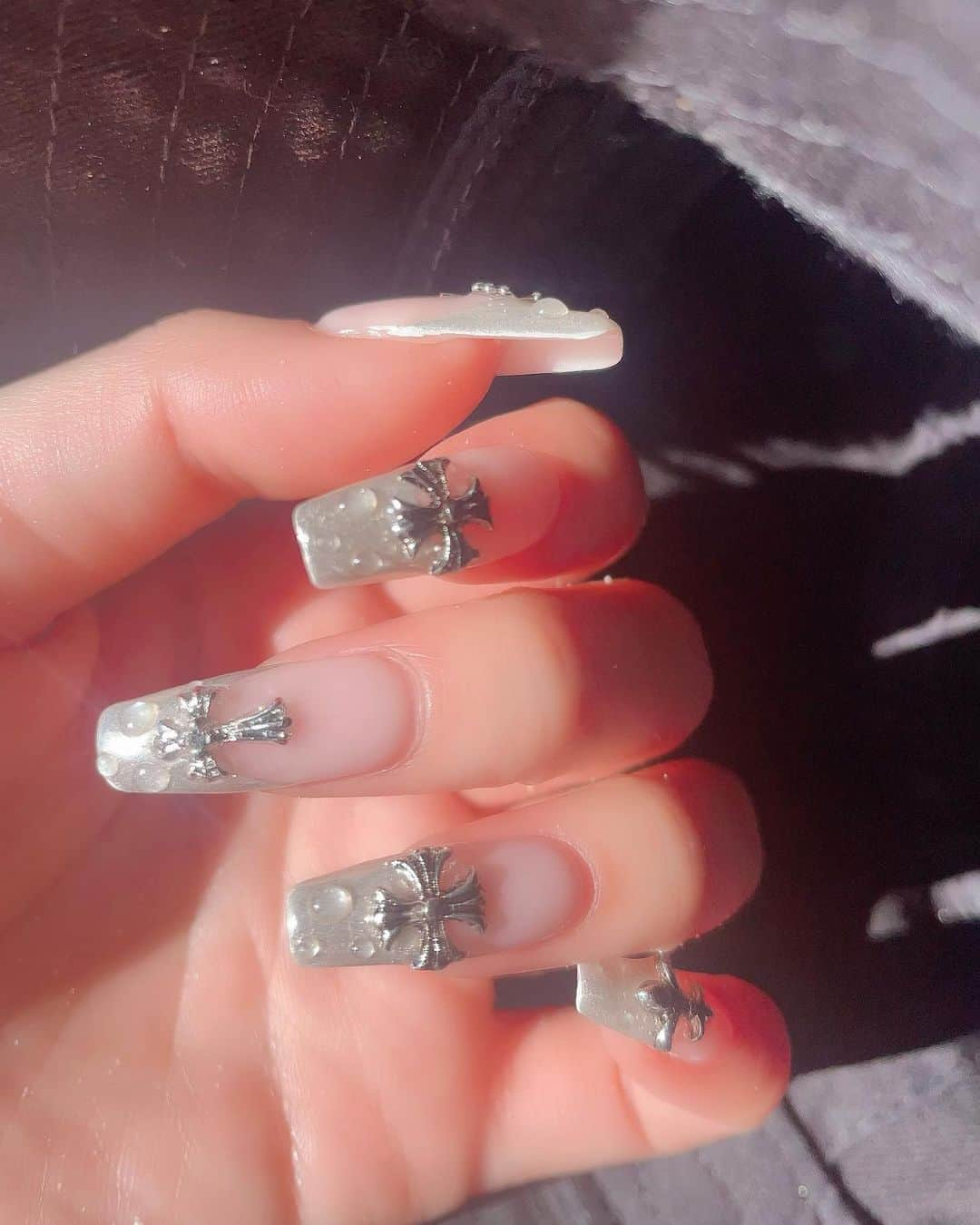 鈴木愛美さんのインスタグラム写真 - (鈴木愛美Instagram)「: 𝓝𝓮𝔀 𝓷𝓪𝓲𝓵💅✴︎゜ @lapis_aoi @lapis_eyelash_nail   このネイル可愛すぎて載せきれないほど 写真撮りまくってた🤩✨  フレンチミラーのクロム風ネイル⛓🪩🖤 いつもいつも可愛すぎるネイルにしてくれて ありがとうございます🙇‍♀️🌈💕 @lapis_aoi   #newnail #newnails #nail #nails #naildesign」1月17日 21時10分 - x.manya.x