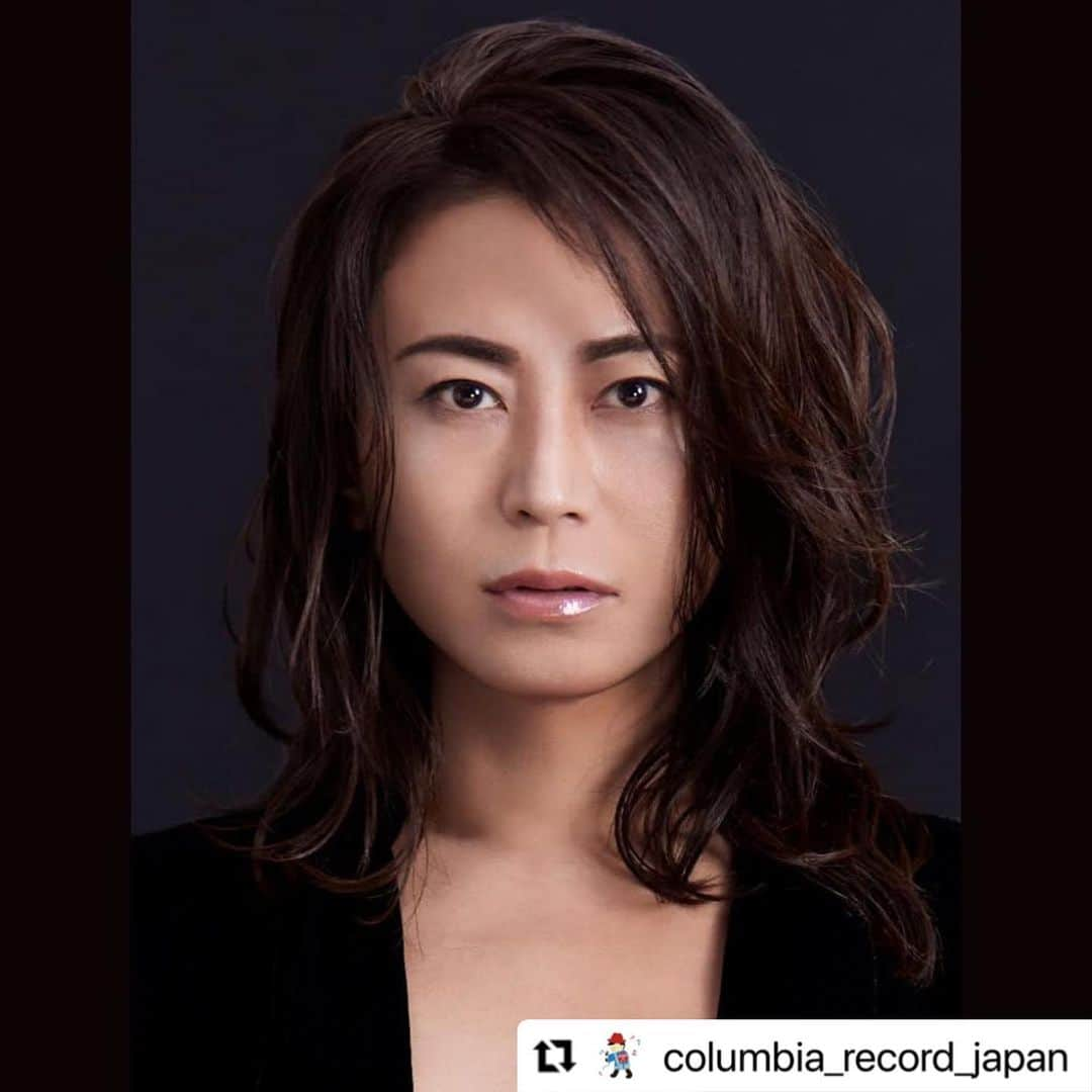 氷川きよしさんのインスタグラム写真 - (氷川きよしInstagram)「#Repost @columbia_record_japan with @use.repost ・・・ ⭐︎ 氷川きよし 待望の初のベストアルバム! デビュー記念日の2023年2月2日(木)発売！ ｢氷川きよしベスト｣ 発売に先駆け、ニュービジュアル公開！  2022年末を以て、歌手活動休養に入った氷川きよし(45)。  氷川きよしのデビュー記念日となる2月2日(木)には初のベストアルバム｢氷川きよしベスト｣の発売が予定されている。  デビューシングル｢箱根八里の半次郎｣から最新シングル｢甲州路｣まで、氷川きよしがこれまで発売したシングルと配信シングルの中から、43曲をピックアップ。新曲も2曲を収録し、全45曲を収録。  今回、新たに公開されたニュービジュアルは昨年10月に都内のスタジオにて撮影。歌詞集からのビジュアルは 黒のジャケットスーツをラフに着こなす氷川が真摯に見つめるシックなビジュアルとなった。  また、｢超豪華!完全限定盤｣写真集からは白のジャケットスーツでポーズをとるこちらもシックな装いのビジュアルとなった。    ★氷川コメント★  いつも氷川きよしの歌を聴いてくださり本当にありがとうございます。 2023年の2月2日のデビュー記念日に初めてのベストアルバム｢氷川きよしベスト｣が発売になります。2000年2月2日のデビュー曲｢箱根八里の半次郎｣から最新シングルの｢甲州路｣まで。氷川きよしの歌手生活23年の軌跡をぎゅっと詰め込んだ形になります。 このベストアルバムのニュービジュアルは今回も下村一喜先生に撮影してもらいました。とても素敵なお写真に仕上げていただきました。また、今回のベストアルバムのために収録した新曲の｢天空の夢｣はこれからの未来に向けての想いが描かれた、すごく心地のいい作品になっております。また｢さくら巡礼｣はこれまでファンの方々と一緒に歩んできた23年間の歌の道を振り返る、そんな想いと重ね合わせて聴いていただける作品になっております。 少しの間、お休みをいただいておりますが、その間、このベストアルバムをぜひ多くの方々に手に取って見ていただいて、たくさん聴いていただきたいと思います。 氷川きよし  【収録曲】  【DISC１】 ①箱根八里の半次郎 ②大井追っかけ音次郎 ③きよしのズンドコ節 ④星空の秋子 ⑤白雲の城 ⑥きよしのドドンパ ⑦番場の忠太郎 ⑧初恋列車 ⑨面影の都 ⑩一剣 ⑪あばよ ⑫きよしのソーラン節 ⑬玄海船歌 ⑭哀愁の湖 ⑮浪曲一代 【DISC２】 ①ときめきのルンバ ②三味線旅がらす ③虹色のバイヨン ④あの娘と野菊と渡し舟 ⑤情熱のマリアッチ ⑥櫻 ⑦最後と決めた女だから ⑧しぐれの港 ⑨満天の瞳 ⑩大利根ながれ月 ⑪ちょいときまぐれ渡り鳥 ⑫さすらい慕情 ⑬愛しのテキーロ ⑭男花 ⑮みれん心 【DISC３】 ①限界突破✕サバイバー ②ゲゲゲの鬼太郎 ③男の絶唱 ④碧し ⑤勝負の花道 ⑥大丈夫 ⑦最上の船頭 ⑧母 ⑨南風 ⑩Ｈａｐｐｙ！ ⑪森を抜けて ⑫群青の弦 ⑬甲州路 ⑭天空の夢（新曲） ⑮さくら巡礼（新曲）   詳しくはコロムビア氷川きよしホームをチェック🔍  #氷川きよし #ベストアルバム #演歌 #ビジュアル #限界突破 サバイバー  @hikawa_kiyoshi_official」1月17日 21時13分 - hikawa_kiyoshi_official