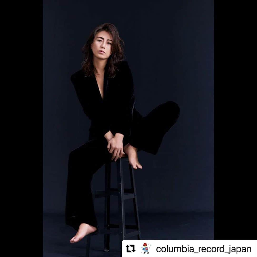 氷川きよしさんのインスタグラム写真 - (氷川きよしInstagram)「#Repost @columbia_record_japan with @use.repost ・・・ ⭐︎ 氷川きよし 待望の初のベストアルバム! デビュー記念日の2023年2月2日(木)発売！ ｢氷川きよしベスト｣ 発売に先駆け、ニュービジュアル公開！  2022年末を以て、歌手活動休養に入った氷川きよし(45)。  氷川きよしのデビュー記念日となる2月2日(木)には初のベストアルバム｢氷川きよしベスト｣の発売が予定されている。  デビューシングル｢箱根八里の半次郎｣から最新シングル｢甲州路｣まで、氷川きよしがこれまで発売したシングルと配信シングルの中から、43曲をピックアップ。新曲も2曲を収録し、全45曲を収録。  今回、新たに公開されたニュービジュアルは昨年10月に都内のスタジオにて撮影。歌詞集からのビジュアルは 黒のジャケットスーツをラフに着こなす氷川が真摯に見つめるシックなビジュアルとなった。  また、｢超豪華!完全限定盤｣写真集からは白のジャケットスーツでポーズをとるこちらもシックな装いのビジュアルとなった。    ★氷川コメント★  いつも氷川きよしの歌を聴いてくださり本当にありがとうございます。 2023年の2月2日のデビュー記念日に初めてのベストアルバム｢氷川きよしベスト｣が発売になります。2000年2月2日のデビュー曲｢箱根八里の半次郎｣から最新シングルの｢甲州路｣まで。氷川きよしの歌手生活23年の軌跡をぎゅっと詰め込んだ形になります。 このベストアルバムのニュービジュアルは今回も下村一喜先生に撮影してもらいました。とても素敵なお写真に仕上げていただきました。また、今回のベストアルバムのために収録した新曲の｢天空の夢｣はこれからの未来に向けての想いが描かれた、すごく心地のいい作品になっております。また｢さくら巡礼｣はこれまでファンの方々と一緒に歩んできた23年間の歌の道を振り返る、そんな想いと重ね合わせて聴いていただける作品になっております。 少しの間、お休みをいただいておりますが、その間、このベストアルバムをぜひ多くの方々に手に取って見ていただいて、たくさん聴いていただきたいと思います。 氷川きよし  【収録曲】  【DISC１】 ①箱根八里の半次郎 ②大井追っかけ音次郎 ③きよしのズンドコ節 ④星空の秋子 ⑤白雲の城 ⑥きよしのドドンパ ⑦番場の忠太郎 ⑧初恋列車 ⑨面影の都 ⑩一剣 ⑪あばよ ⑫きよしのソーラン節 ⑬玄海船歌 ⑭哀愁の湖 ⑮浪曲一代 【DISC２】 ①ときめきのルンバ ②三味線旅がらす ③虹色のバイヨン ④あの娘と野菊と渡し舟 ⑤情熱のマリアッチ ⑥櫻 ⑦最後と決めた女だから ⑧しぐれの港 ⑨満天の瞳 ⑩大利根ながれ月 ⑪ちょいときまぐれ渡り鳥 ⑫さすらい慕情 ⑬愛しのテキーロ ⑭男花 ⑮みれん心 【DISC３】 ①限界突破✕サバイバー ②ゲゲゲの鬼太郎 ③男の絶唱 ④碧し ⑤勝負の花道 ⑥大丈夫 ⑦最上の船頭 ⑧母 ⑨南風 ⑩Ｈａｐｐｙ！ ⑪森を抜けて ⑫群青の弦 ⑬甲州路 ⑭天空の夢（新曲） ⑮さくら巡礼（新曲）   詳しくはコロムビア氷川きよしホームをチェック🔍  #氷川きよし #ベストアルバム #演歌 #ビジュアル #限界突破 サバイバー  @hikawa_kiyoshi_official」1月17日 21時13分 - hikawa_kiyoshi_official