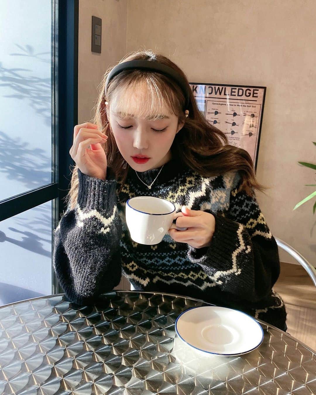 Rinaさんのインスタグラム写真 - (RinaInstagram)「お店に早くきてここで日向ぼっこしながら飲むコーヒーが最高☕️🤍🌿  #Rinaすたいる　👚👖 tops @hotping_japan  pants @justone_korea  sneaker @shein_japan」1月17日 21時54分 - 94_someday