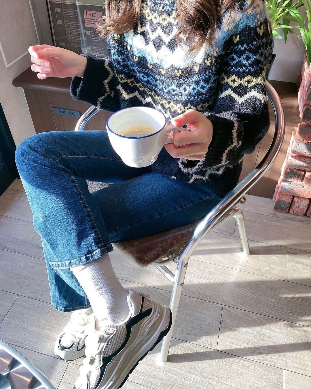 Rinaさんのインスタグラム写真 - (RinaInstagram)「お店に早くきてここで日向ぼっこしながら飲むコーヒーが最高☕️🤍🌿  #Rinaすたいる　👚👖 tops @hotping_japan  pants @justone_korea  sneaker @shein_japan」1月17日 21時54分 - 94_someday