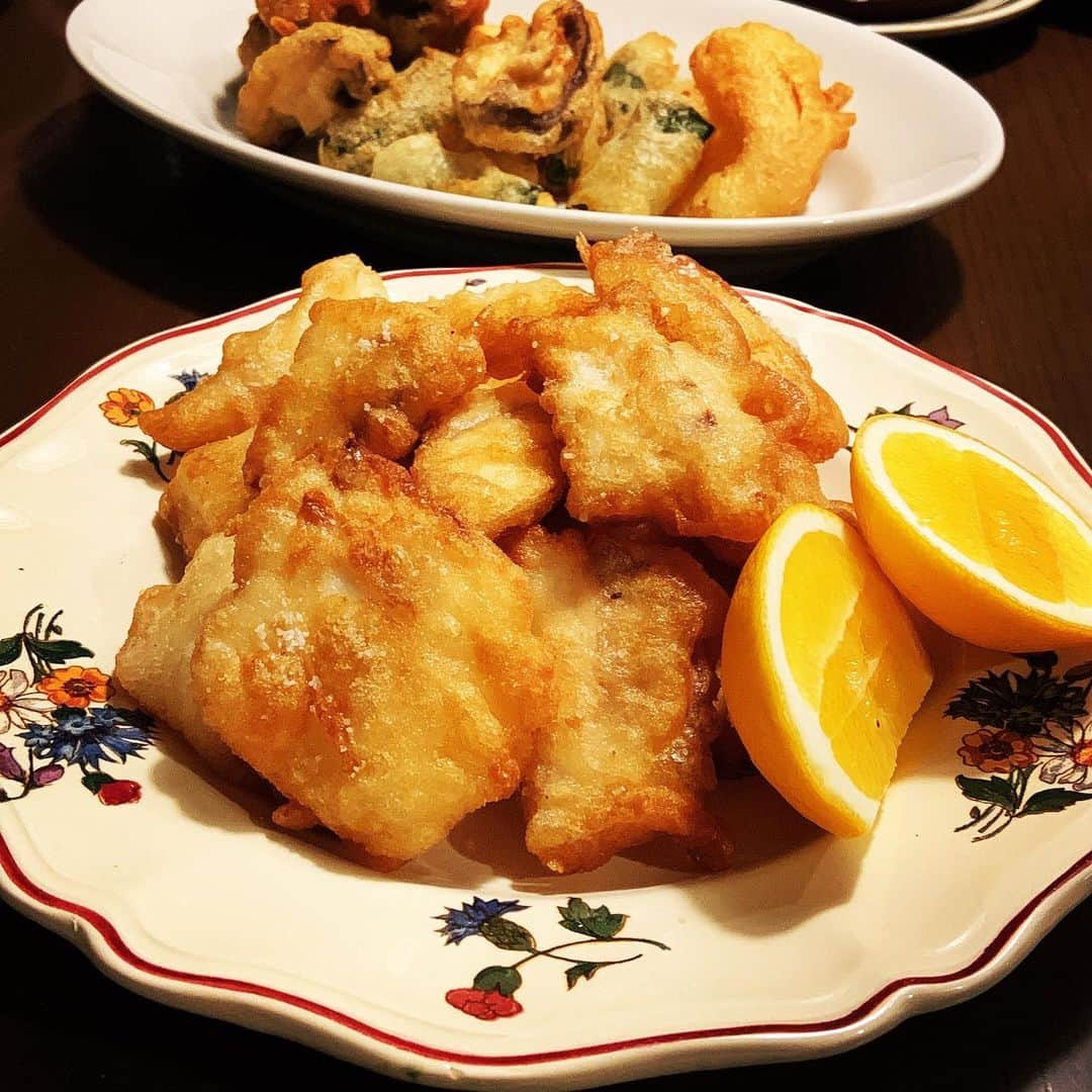 志摩有子さんのインスタグラム写真 - (志摩有子Instagram)「パスタがメインだからあとは前菜をちょこちょこと。NATIVOの　@takky13juventus シェフの料理教室で教えてもらったフリットの衣で鯛と野菜を揚げた。イースト入りだからカリッふわっ。  #フリット #カプレーゼ #生しらす #タコとセロリのマリネ」1月17日 23時19分 - ariko418