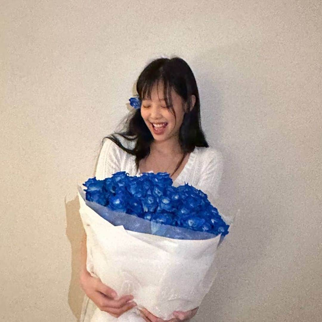 ジェニーさんのインスタグラム写真 - (ジェニーInstagram)「my blueee rosesssss💙💙💙 Thank you mum love youuuu 🦋🦋🦋🦋🦋 happiest girl in theee worlddd 🌏」1月18日 0時52分 - jennierubyjane