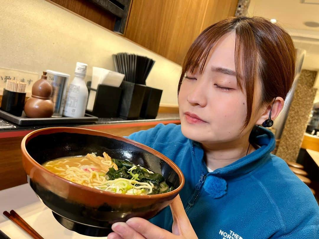 篠原梨菜さんのインスタグラム写真 - (篠原梨菜Instagram)「#水曜朝5時のラーメンtime 東京・飯田橋駅近く 名代富士そばへ！ 24時間営業の立ち食いそば店。一部店舗で販売のラーメンを！ 煮干しラーメン　550円🍜 なるとやメンマ。ガツンと煮干しが効いたスープはさっぱり醤油ベース。ツルツルッと啜れる麺。懐かしさのある美味しさ🍜 #早朝グルメ #thetime_tbs #名代富士そば  #富士そば #24時間営業  #ラーメン #朝ラーメン #煮干しラーメン #一部店舗限定  #tbs」1月18日 5時44分 - shinorinatbs