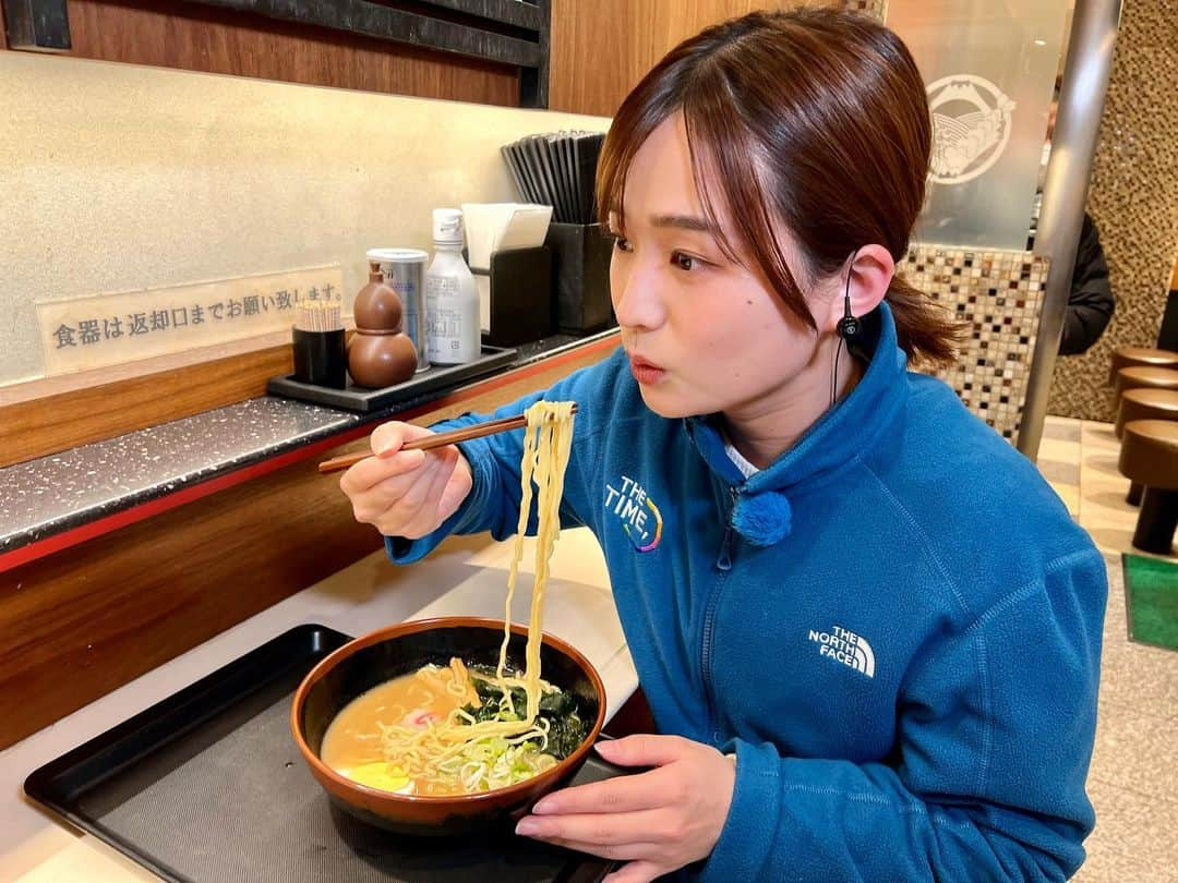 篠原梨菜さんのインスタグラム写真 - (篠原梨菜Instagram)「#水曜朝5時のラーメンtime 東京・飯田橋駅近く 名代富士そばへ！ 24時間営業の立ち食いそば店。一部店舗で販売のラーメンを！ 煮干しラーメン　550円🍜 なるとやメンマ。ガツンと煮干しが効いたスープはさっぱり醤油ベース。ツルツルッと啜れる麺。懐かしさのある美味しさ🍜 #早朝グルメ #thetime_tbs #名代富士そば  #富士そば #24時間営業  #ラーメン #朝ラーメン #煮干しラーメン #一部店舗限定  #tbs」1月18日 5時44分 - shinorinatbs