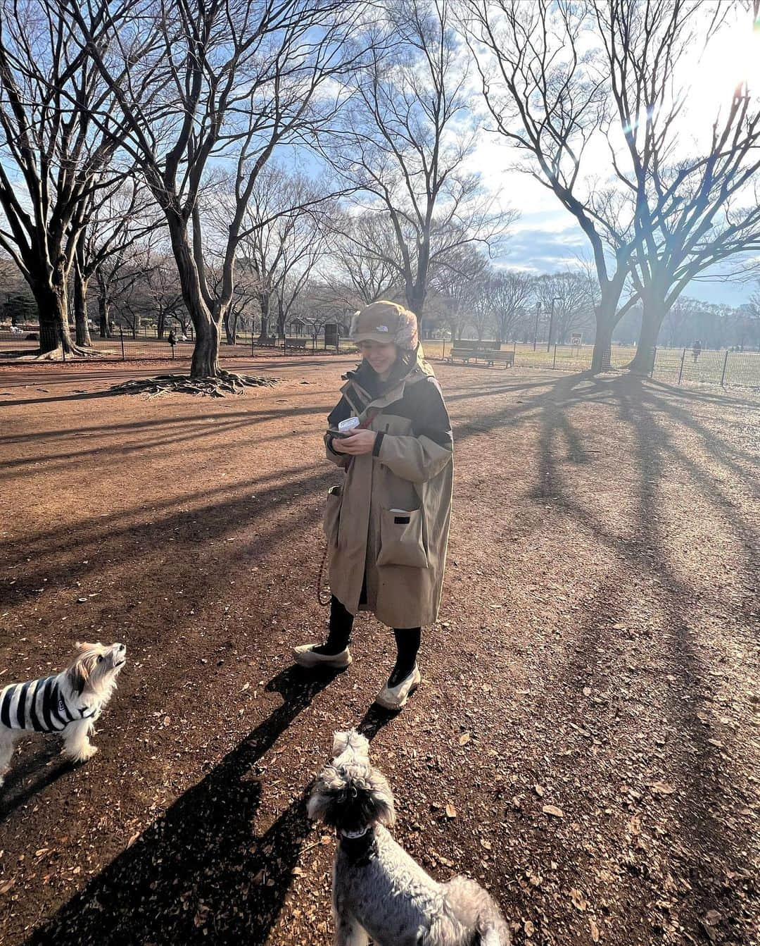 ヨンアさんのインスタグラム写真 - (ヨンアInstagram)「雨あがりの空気が好き🥰散歩してると好きな仲間も会えるし朝から元気になる！ @ryoko_yonekura_0801 と　@coel.official コラボキャップもしっかりしてるので日焼けしないし、散歩には大活躍です！今日発売です！ さぁ今日もお仕事沢山あるので頑張ります！ヨンズも行ってらっしゃい❤️」1月18日 9時56分 - youn1029