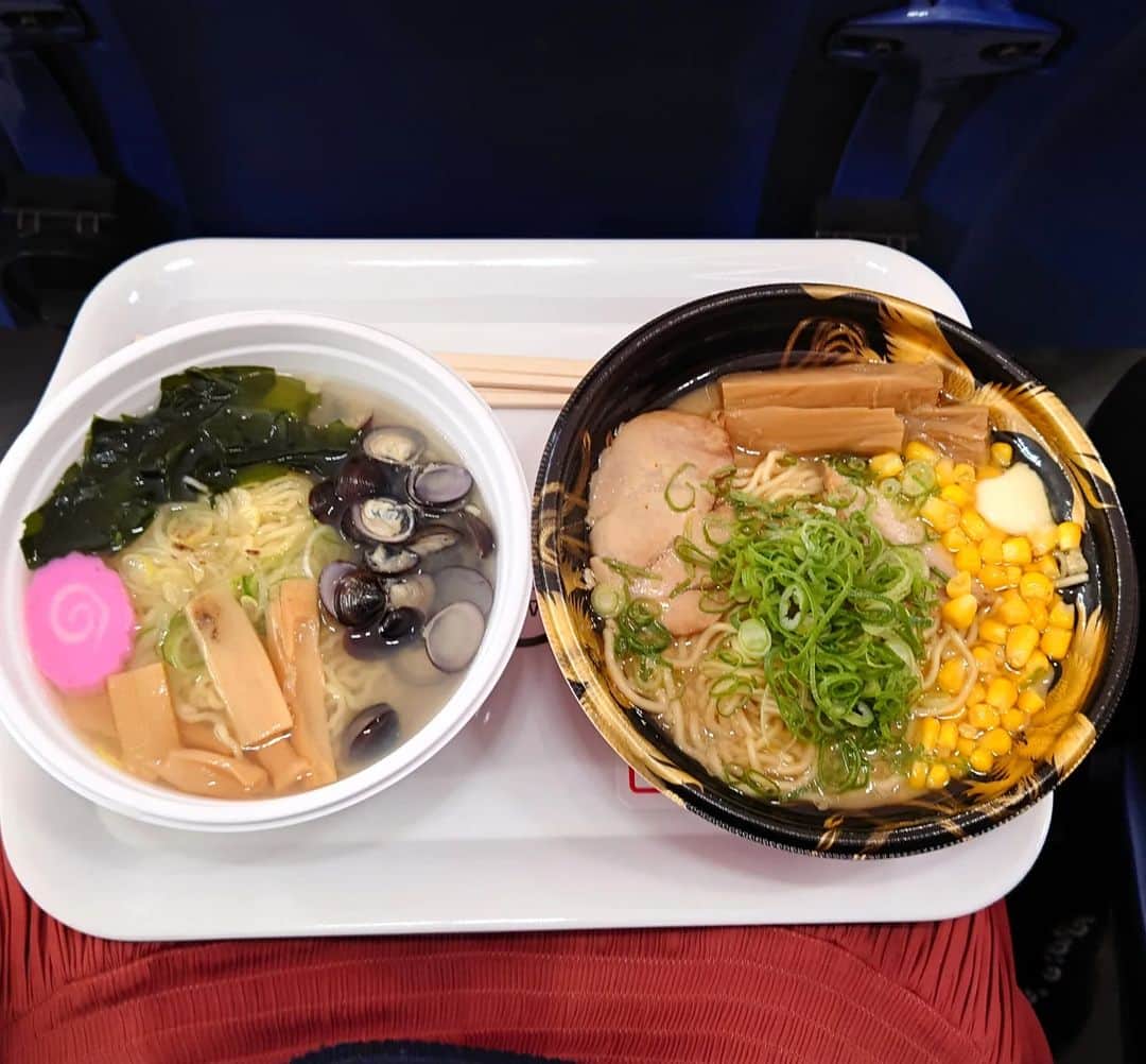 小島奈津子さんのインスタグラム写真 - (小島奈津子Instagram)「2023.1.18 【#ふるさと祭り】　IN#東京ドーム 青森の#しじみラーメン　を食べに来ました🍜 #新青森駅　のしじみラーメンを食べて以来の大ファン！ 3年ぶり、大盛況のふるさと祭りです。時間も胃袋も足りない、１日じゃ回りきれない。  どのブースも大行列ですが、 このしじみラーメンのご主人が、 「うちに並んでるの？あー、ありがとうね〜、超特急で作るよ〜」 ↑バリバリの青森弁✨が、まぁー温かいこと！！ ありがとうね、と言われただけで、ここに来た甲斐があります。おじさん、ありがとう🙌  #加賀の日本酒4種飲み比べ　も最高に美味しくて。。。 でもなぜか、写真がない。あー、酔っちゃってたのか？？  #パン祭りもよかった #22㈰まで #日光ゆばのお土産も買いました #お客さん以前お店にきてくれましたよね？ #こちらのお店は初めてですが、、、 #いや絶対にあなたを接客したことがあります #ほんとに初めてなんですが😆それはきっと、、📺😁 #生とろゆば美味しかったですよありがとうございます」1月18日 10時04分 - kojimanatsuko_official
