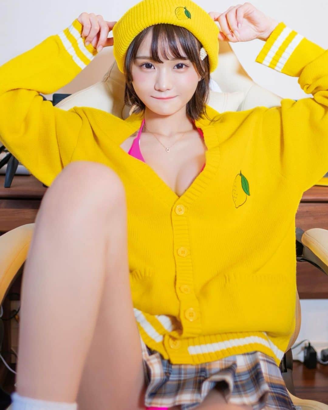 みもれもんさんのインスタグラム写真 - (みもれもんInstagram)「There is also a lemon cardigan＼(^ω^)／🥳🥳If you find a full-body yellow-chan, it’s me🍋  なんと!!レモンのカーディガンも あるのです＼(^ω^)／🥳🥳 全身黄色ちゃんを見つけたら それは私です🍋右にスライドしてね👉  #これがこう #みもれもん #Mimolemon #mimoremon #japanesegirl #ポートレート#黒髪 #ショートヘア#ボブ #人像攝影 #日本的 #粉我 #日本女孩  #japan #portrait #cosplay #fantia  #れもんちゃん #マリオカート #マリオカート世界一位」1月18日 12時52分 - mimore_mon0929