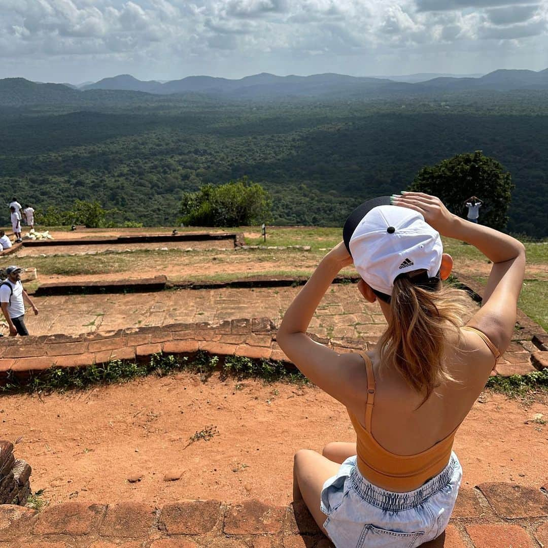 市原彩花さんのインスタグラム写真 - (市原彩花Instagram)「The top of the Sigiriya Rock🪨  シーギリヤロック頂上🪨 頑張って登った先には絶景が✨ 360度ジャングルに囲まれてて素晴らしい眺めだった☺️ 暑いから朝か夕方登るのがオススメ☀️ 入場料はUS$30くらいでカードもルピーも使えるよ👌  スリランカはスリランカルピーの他にUS$も使える💰 カードは使えない所も多いよ💳 レートは国中の銀行ならどこでも同じ！空港で替えちゃお😙 でもルピーからは両替し直せないし、替え過ぎ注意です💰⚠️ そして今スリランカルピーは半額くらいに暴落してるので、外国人からしたらどこも超安い🛍(日本の今の円安のさらにすごいバージョン) スリランカ、今がオススメだよ〜🇱🇰  スリランカツアー @srilankaby_michi  ツアー代表のミチちゃん @michi_1017  スリランカホームステイ @srilankabymichi_homestay   #srilanka#スリランカ#srilankatravel#srilankatrip#スリランカ旅行#スリランカ観光#スリランカ旅行記#シーギリヤロック#シギリヤロック#sigiriya#sigiriyarock#世界遺産#worldheritage#海外旅行 #あーちゃんスリランカ」1月18日 15時47分 - ayaka_ichihara