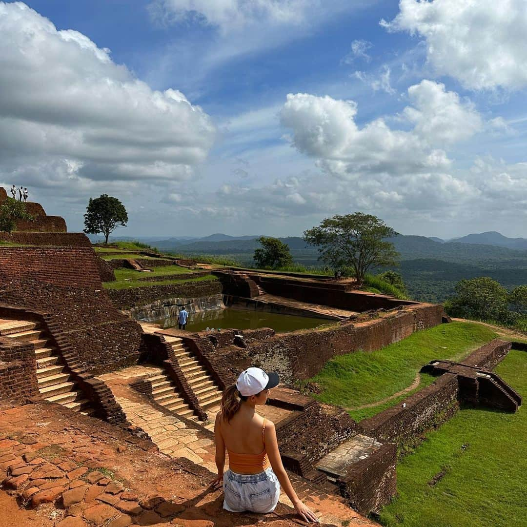 市原彩花さんのインスタグラム写真 - (市原彩花Instagram)「The top of the Sigiriya Rock🪨  シーギリヤロック頂上🪨 頑張って登った先には絶景が✨ 360度ジャングルに囲まれてて素晴らしい眺めだった☺️ 暑いから朝か夕方登るのがオススメ☀️ 入場料はUS$30くらいでカードもルピーも使えるよ👌  スリランカはスリランカルピーの他にUS$も使える💰 カードは使えない所も多いよ💳 レートは国中の銀行ならどこでも同じ！空港で替えちゃお😙 でもルピーからは両替し直せないし、替え過ぎ注意です💰⚠️ そして今スリランカルピーは半額くらいに暴落してるので、外国人からしたらどこも超安い🛍(日本の今の円安のさらにすごいバージョン) スリランカ、今がオススメだよ〜🇱🇰  スリランカツアー @srilankaby_michi  ツアー代表のミチちゃん @michi_1017  スリランカホームステイ @srilankabymichi_homestay   #srilanka#スリランカ#srilankatravel#srilankatrip#スリランカ旅行#スリランカ観光#スリランカ旅行記#シーギリヤロック#シギリヤロック#sigiriya#sigiriyarock#世界遺産#worldheritage#海外旅行 #あーちゃんスリランカ」1月18日 15時47分 - ayaka_ichihara