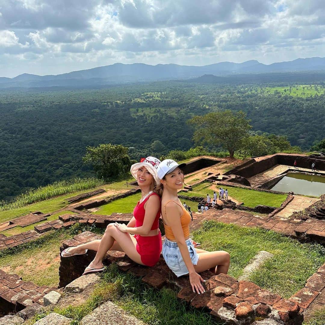 市原彩花さんのインスタグラム写真 - (市原彩花Instagram)「The top of the Sigiriya Rock🪨  シーギリヤロック頂上🪨 頑張って登った先には絶景が✨ 360度ジャングルに囲まれてて素晴らしい眺めだった☺️ 暑いから朝か夕方登るのがオススメ☀️ 入場料はUS$30くらいでカードもルピーも使えるよ👌  スリランカはスリランカルピーの他にUS$も使える💰 カードは使えない所も多いよ💳 レートは国中の銀行ならどこでも同じ！空港で替えちゃお😙 でもルピーからは両替し直せないし、替え過ぎ注意です💰⚠️ そして今スリランカルピーは半額くらいに暴落してるので、外国人からしたらどこも超安い🛍(日本の今の円安のさらにすごいバージョン) スリランカ、今がオススメだよ〜🇱🇰  スリランカツアー @srilankaby_michi  ツアー代表のミチちゃん @michi_1017  スリランカホームステイ @srilankabymichi_homestay   #srilanka#スリランカ#srilankatravel#srilankatrip#スリランカ旅行#スリランカ観光#スリランカ旅行記#シーギリヤロック#シギリヤロック#sigiriya#sigiriyarock#世界遺産#worldheritage#海外旅行 #あーちゃんスリランカ」1月18日 15時47分 - ayaka_ichihara