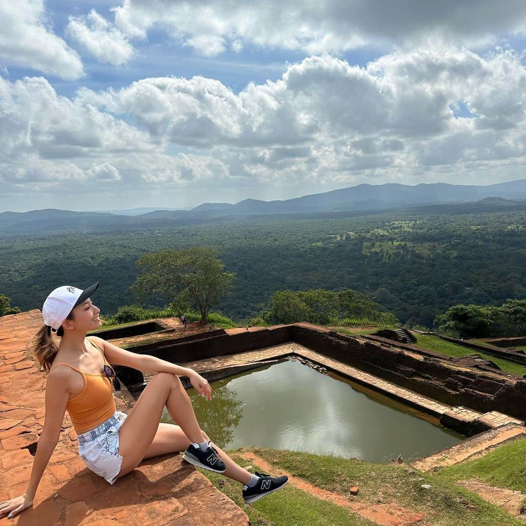 市原彩花さんのインスタグラム写真 - (市原彩花Instagram)「The top of the Sigiriya Rock🪨  シーギリヤロック頂上🪨 頑張って登った先には絶景が✨ 360度ジャングルに囲まれてて素晴らしい眺めだった☺️ 暑いから朝か夕方登るのがオススメ☀️ 入場料はUS$30くらいでカードもルピーも使えるよ👌  スリランカはスリランカルピーの他にUS$も使える💰 カードは使えない所も多いよ💳 レートは国中の銀行ならどこでも同じ！空港で替えちゃお😙 でもルピーからは両替し直せないし、替え過ぎ注意です💰⚠️ そして今スリランカルピーは半額くらいに暴落してるので、外国人からしたらどこも超安い🛍(日本の今の円安のさらにすごいバージョン) スリランカ、今がオススメだよ〜🇱🇰  スリランカツアー @srilankaby_michi  ツアー代表のミチちゃん @michi_1017  スリランカホームステイ @srilankabymichi_homestay   #srilanka#スリランカ#srilankatravel#srilankatrip#スリランカ旅行#スリランカ観光#スリランカ旅行記#シーギリヤロック#シギリヤロック#sigiriya#sigiriyarock#世界遺産#worldheritage#海外旅行 #あーちゃんスリランカ」1月18日 15時47分 - ayaka_ichihara