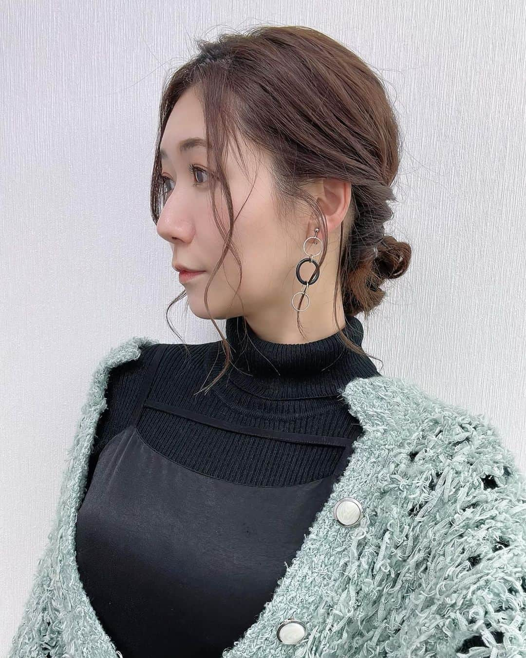 穂川果音さんのインスタグラム写真 - (穂川果音Instagram)「hairstyle  ゆるっとお団子ヘアです🎑  #hairstyle #hairarrange #アップヘア　#アベプラ　#abematv #アップスタイル　#イヤリング　#earrings   #穂川果音  #気象予報士　#下めアップ  #綺麗めアレンジ 　#まとめ髪　#お天気キャスター #前髪アレンジ　#編み込みアップヘア #編み込みアレンジ　#weatherforecast」1月18日 16時14分 - hokawakanonn