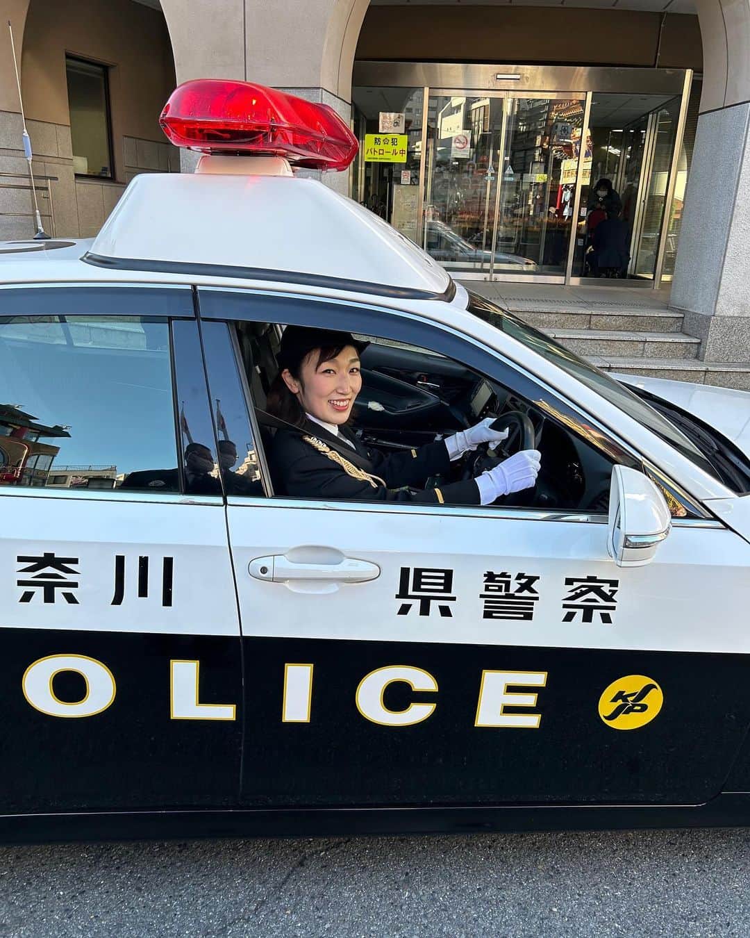 あいすけさんのインスタグラム写真 - (あいすけInstagram)「1月10日(火)、110番の日に神奈川県加賀町警察署にて一日警察署長を務めさせていただきました。 本物の署長さんから委託状を受け取り、皆さんの前で挨拶をさせていただき、ボランティアの方々と一緒に中華街をパトロールしました。  久しぶりに歩く中華街は美味しそうなもので溢れかえっていて何度も誘惑に負けそうになりました。  隣を歩いていた本物の署長さんが社会科の先生ばりに街の歴史と、添乗員さんばりに美味しいお店を次々と教えてくださいました。 隅から隅までこの街のことを知っていて本当にこの地を愛し、この地を守り、この地の住民の皆さんのためにご尽力されているんだなと思いました。  これっていつまで私は署長でいられるんですか？と聞いたところ、署のなかに入ったら終了ですねと言われたので署の前で結構粘りました。  貴重な経験をさせていただきありがとうございました！！ 中華街は今日も平和です！！  #110番の日 #加賀町警察署 #一日警察署長」1月18日 16時22分 - aisuke.aokiai