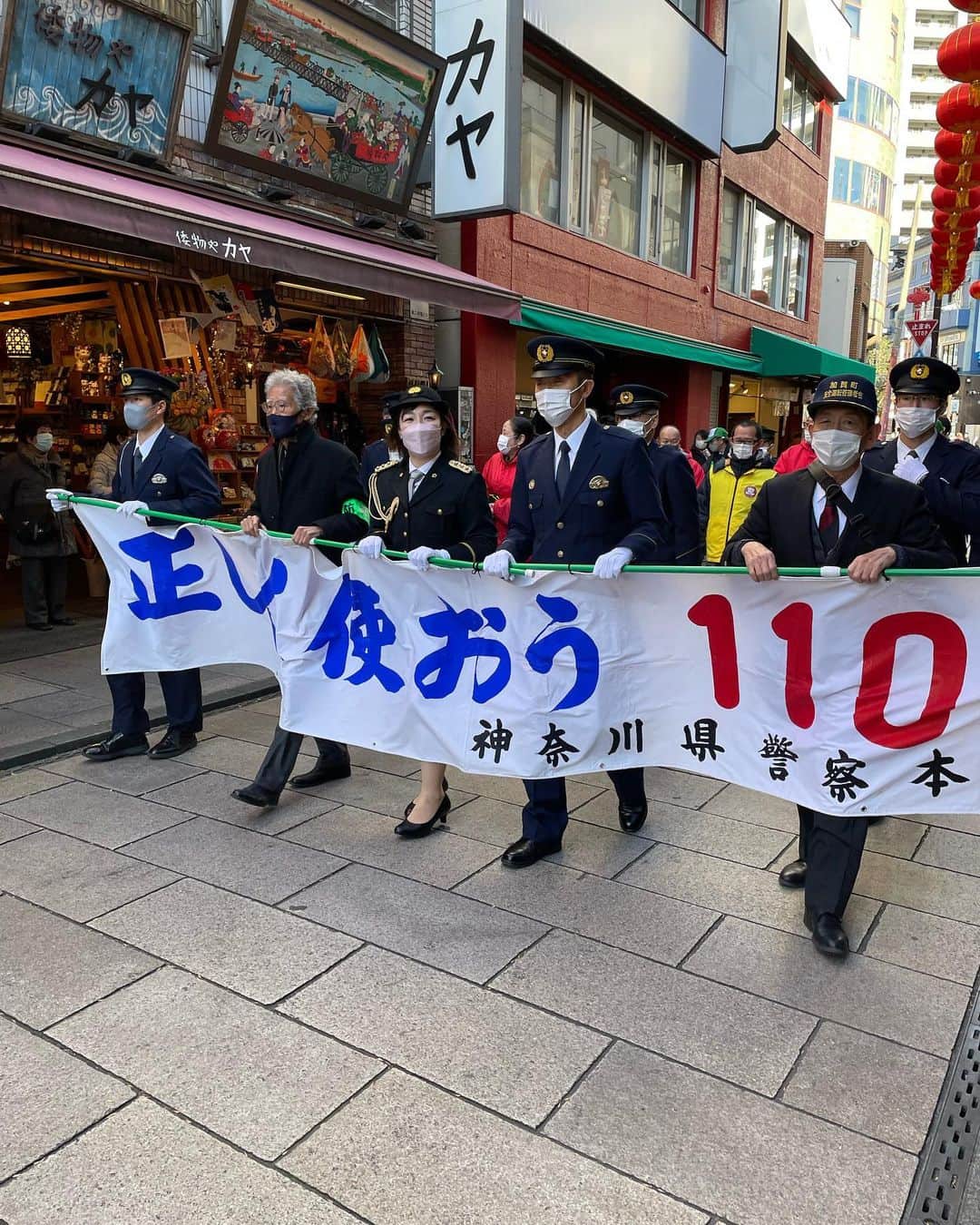 あいすけさんのインスタグラム写真 - (あいすけInstagram)「1月10日(火)、110番の日に神奈川県加賀町警察署にて一日警察署長を務めさせていただきました。 本物の署長さんから委託状を受け取り、皆さんの前で挨拶をさせていただき、ボランティアの方々と一緒に中華街をパトロールしました。  久しぶりに歩く中華街は美味しそうなもので溢れかえっていて何度も誘惑に負けそうになりました。  隣を歩いていた本物の署長さんが社会科の先生ばりに街の歴史と、添乗員さんばりに美味しいお店を次々と教えてくださいました。 隅から隅までこの街のことを知っていて本当にこの地を愛し、この地を守り、この地の住民の皆さんのためにご尽力されているんだなと思いました。  これっていつまで私は署長でいられるんですか？と聞いたところ、署のなかに入ったら終了ですねと言われたので署の前で結構粘りました。  貴重な経験をさせていただきありがとうございました！！ 中華街は今日も平和です！！  #110番の日 #加賀町警察署 #一日警察署長」1月18日 16時22分 - aisuke.aokiai