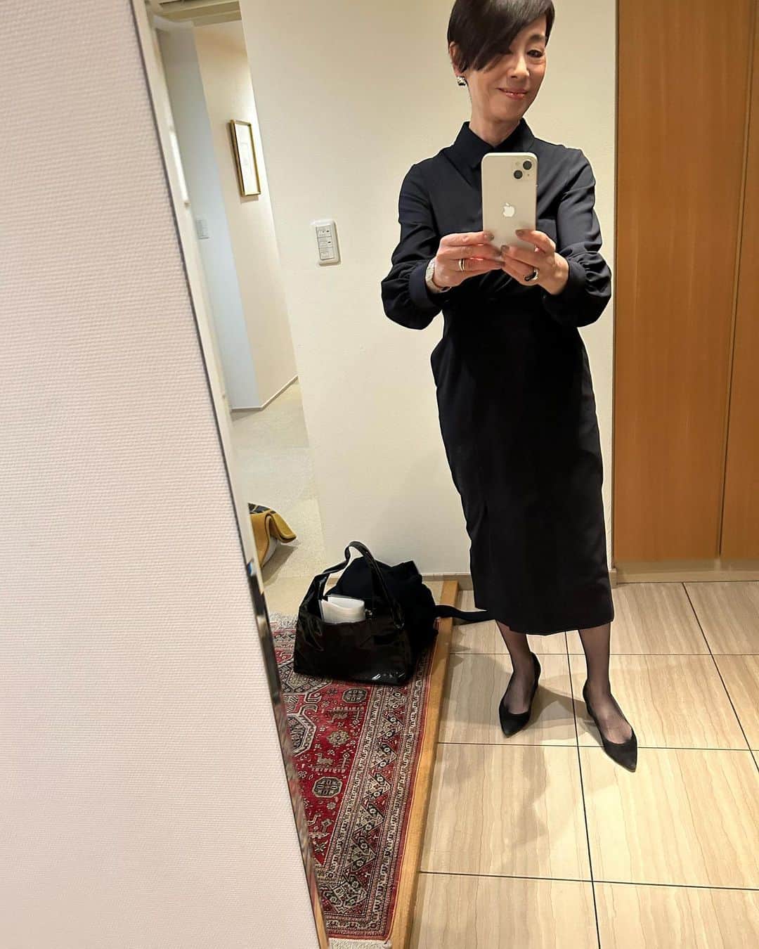 安藤優子さんのインスタグラム写真 - (安藤優子Instagram)「イギリス大使館まで。  ジェンダーと政治の関係について、著名な研究者であるサラ・チャイルズ教授のレクチャーを聞きに行ってきます。  場所が大使公邸なので、ネイビーのカシュクールワンピースを着ました。  ワンピースは#ジェンヌ のもの。細身ですがとても着やすくて気に入っています。  お供のバッグは、#gucci 。  静かに勉強してきます。  ファッションチェック担当者は、スーパーお手伝いさんと夕散歩ちゅうにてスタンバイ、不在（笑）  コートもネイビーで。  では行ってきます。  #フレンチブルドッグ  #安藤優子」1月18日 17時35分 - yukoando0203