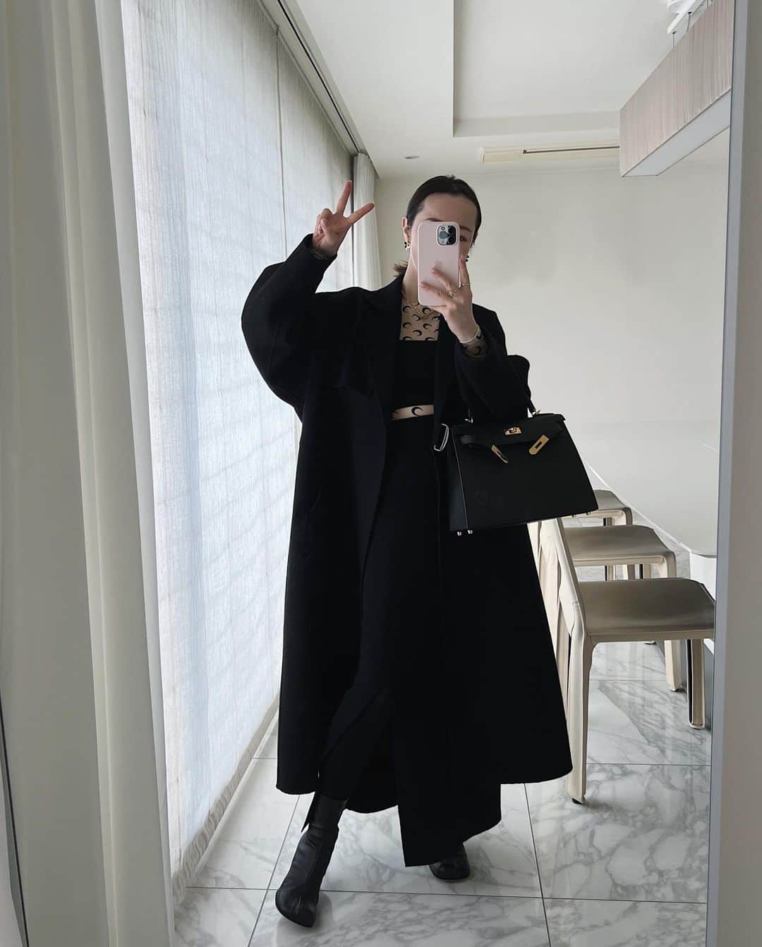 翁安芸さんのインスタグラム写真 - (翁安芸Instagram)「まだまだ体型戻っていませんが、、🧸  MYLANのカシミアウールのビスチェ風トップ&スリット入りのロングスカートを着た日🖤  今夜1/18(水)20:15より、 マイランの佐々木敬子さん @keikosasaki_mylan とインスタライブをします！！  よかったら参加してください🫶🏻  Cami Top&Skirt #mylan #マイラン Top #marineserre  Coat #rohen  Bag #hermes  Boots #bottegaveneta  Earrings #vancleefarpels  Necklace #hoorsenbuhs  Ring #yonjewelry #yon」1月18日 17時39分 - akinyc