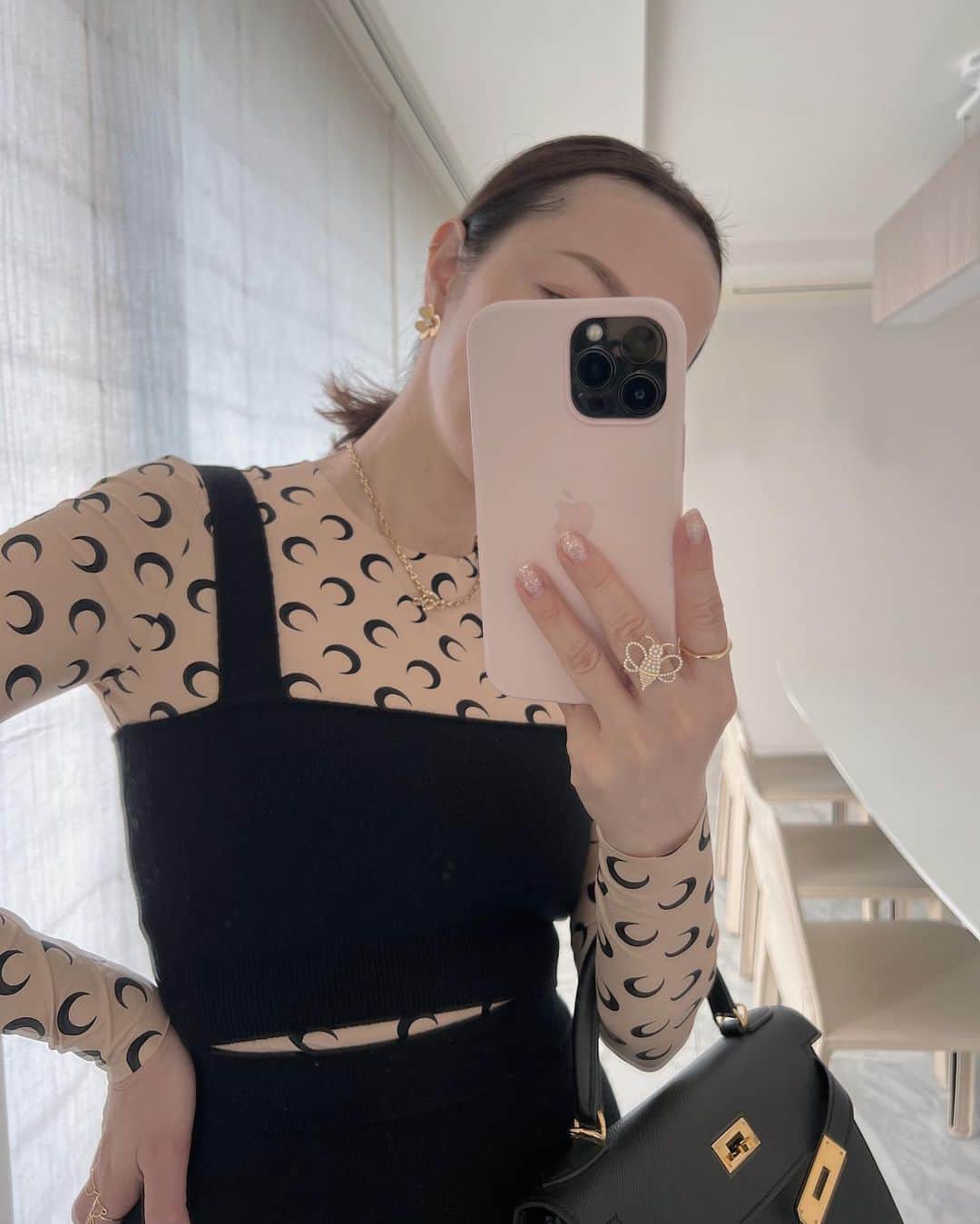 翁安芸さんのインスタグラム写真 - (翁安芸Instagram)「まだまだ体型戻っていませんが、、🧸  MYLANのカシミアウールのビスチェ風トップ&スリット入りのロングスカートを着た日🖤  今夜1/18(水)20:15より、 マイランの佐々木敬子さん @keikosasaki_mylan とインスタライブをします！！  よかったら参加してください🫶🏻  Cami Top&Skirt #mylan #マイラン Top #marineserre  Coat #rohen  Bag #hermes  Boots #bottegaveneta  Earrings #vancleefarpels  Necklace #hoorsenbuhs  Ring #yonjewelry #yon」1月18日 17時39分 - akinyc