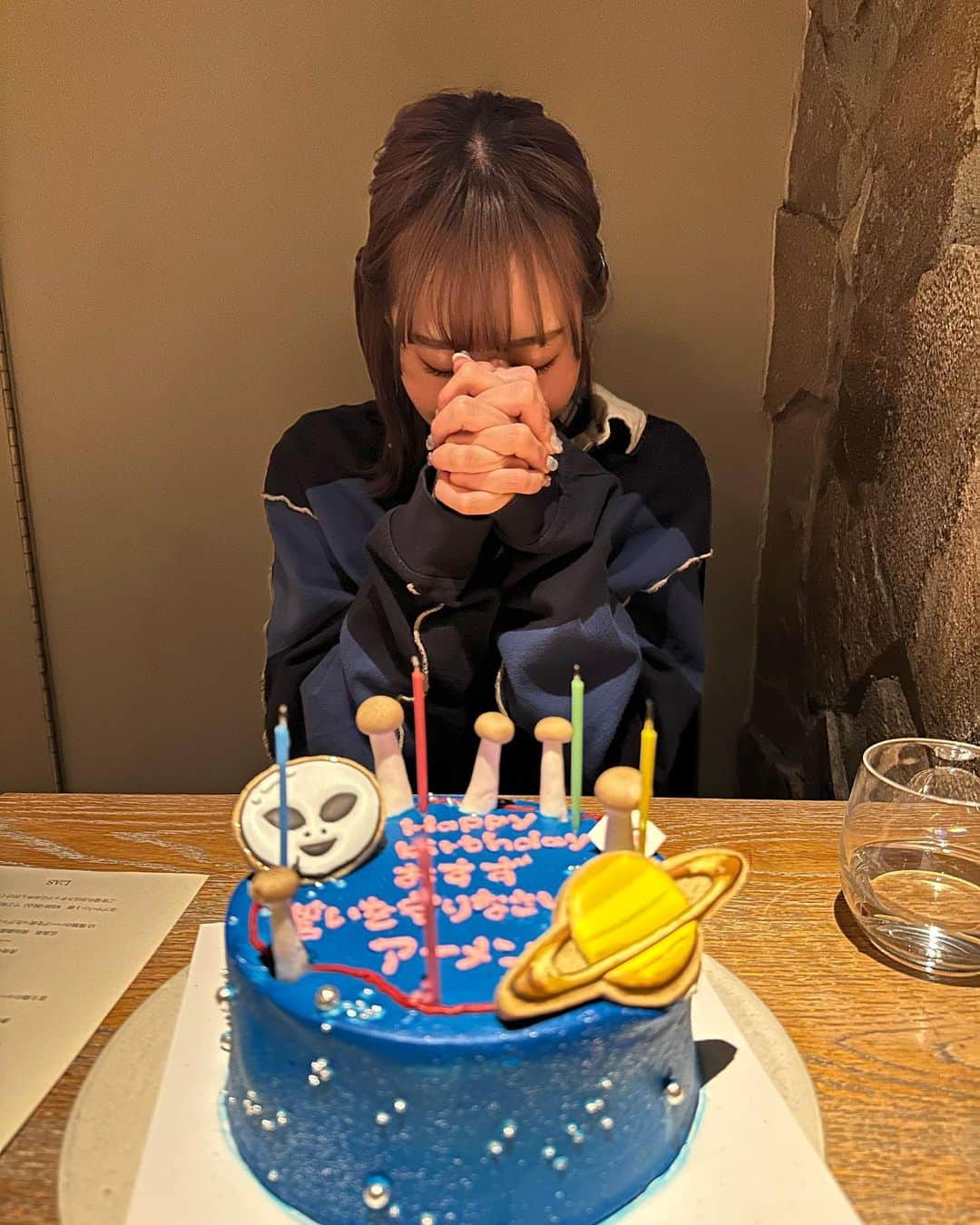 鎮西寿々歌さんのインスタグラム写真 - (鎮西寿々歌Instagram)「先日、るなぴ @luna_7373 がNEWKAWAIIケーキで誕生日のお祝いをしてくれました🎂💗💙 私の大好きな宇宙空間が広がっていて最高だった👽🪐🌏 ご飯もとっても美味しかった。 お手紙もとてつもなく愛だった。 充分な幸せを感じていたけど、彼女はまだこれで完成ではないと言い出した。(続)  #写真がヒント」1月18日 17時52分 - tarasuzuka24