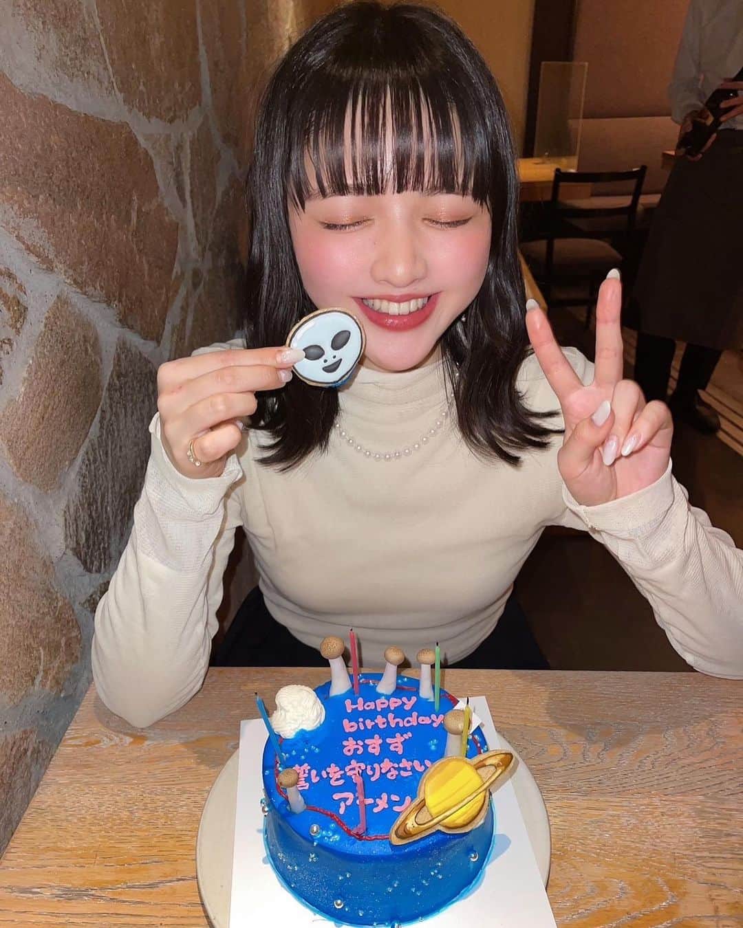 鎮西寿々歌さんのインスタグラム写真 - (鎮西寿々歌Instagram)「先日、るなぴ @luna_7373 がNEWKAWAIIケーキで誕生日のお祝いをしてくれました🎂💗💙 私の大好きな宇宙空間が広がっていて最高だった👽🪐🌏 ご飯もとっても美味しかった。 お手紙もとてつもなく愛だった。 充分な幸せを感じていたけど、彼女はまだこれで完成ではないと言い出した。(続)  #写真がヒント」1月18日 17時52分 - tarasuzuka24