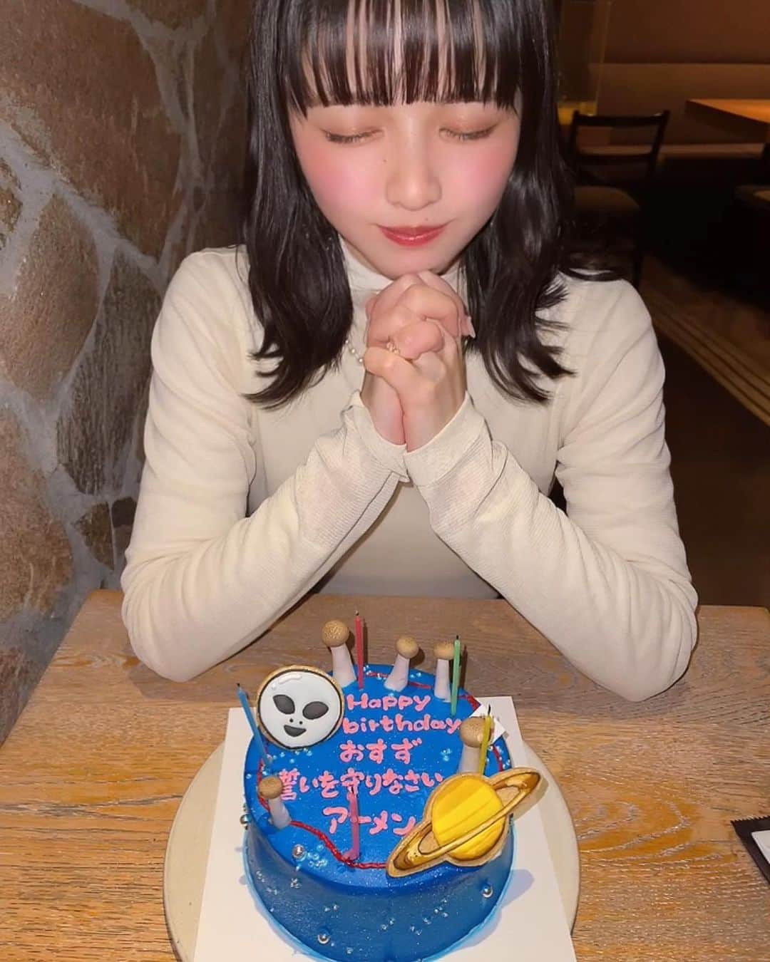 鎮西寿々歌さんのインスタグラム写真 - (鎮西寿々歌Instagram)「私が誓いを立てる前に、彼女の鞄から2枚目の物が出てきました。 しめじです。 これをケーキに立てていきました。 理由は分かりませんがこれで誓いのケーキが完成！！ 2人で仲良く食べました💜👭🧡 誓いのしるしですね👅💙 🫶🏻𝔹𝕀𝔾 𝕃𝕆𝕍𝔼🫶🏻  (完)」1月18日 18時13分 - tarasuzuka24
