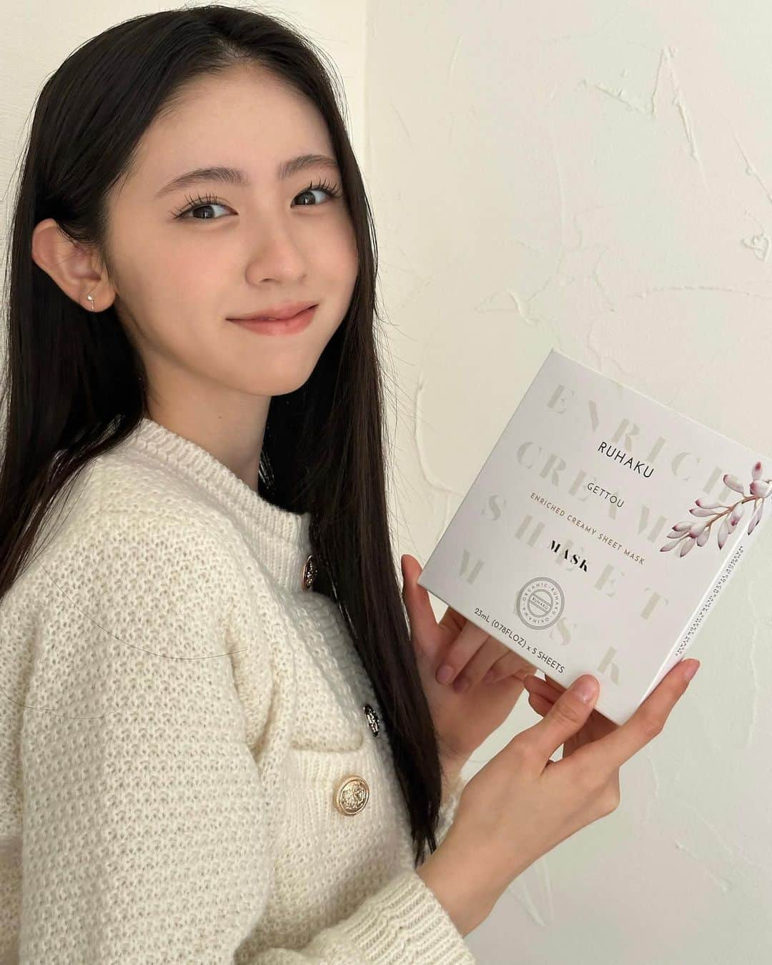 入江美沙希さんのインスタグラム写真 - (入江美沙希Instagram)「sheet mask . ⁡ ⁡ オーガニックっぽい良い香りでしっとり保湿できるパック🌿‬ ⁡ 国産で、オーガニック認証されてるの サスティナブルなところも良い⚪️ ⁡ ⁡ ⁡ ⁡ ⁡ TGCしずおかのお土産に入ってたんです🫶🏻 ⁡ ⁡ ⁡ #RUHAKU#月桃エンリッチクリーミーシートマスク#TGCしずおか#06#jk1」1月18日 18時30分 - irie_misaki_official