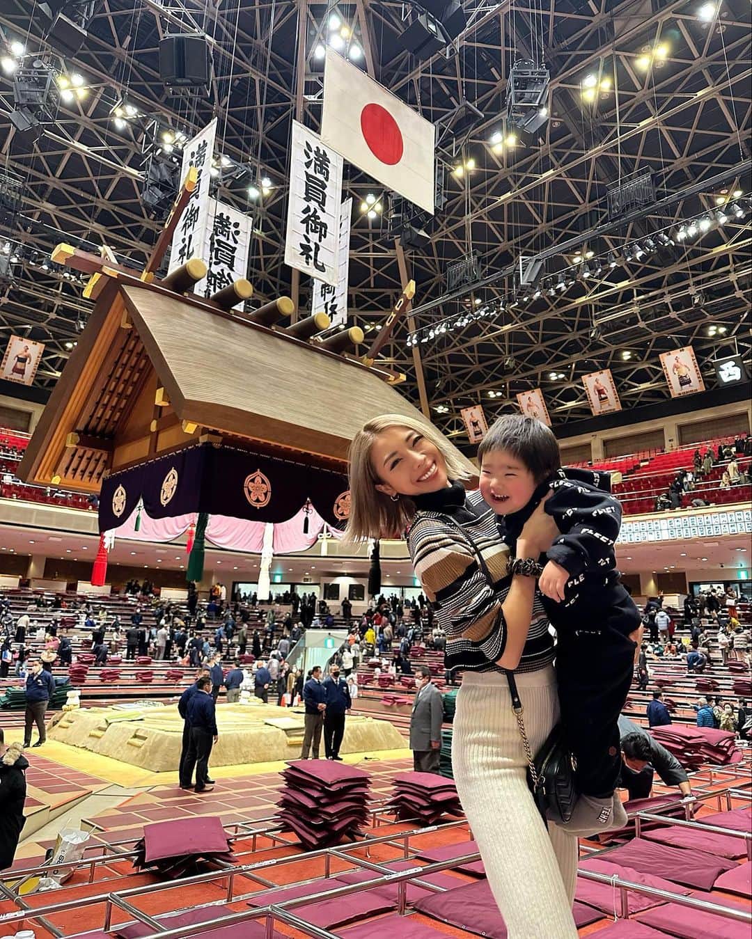角田麻央さんのインスタグラム写真 - (角田麻央Instagram)「🇯🇵❤️‍🔥 親子ではじめての相撲観戦👩‍👦 よっ泰都海💪🏽将来頼んだ。笑 しゃーなしにYouTube見せて、 外走らせてなんとかクリアです🤣  Thanxxx @norinco02 🤍🤍🤍 👦🏻set up by @flect.tokyo 🖤❤️‍🔥  #相撲 #初場所 #相撲観戦デビュー  #男の子ママ #愛息子 #ママライフ #FLECT #FLECTTOKYO #フレクト」1月18日 18時41分 - maotsunoda888