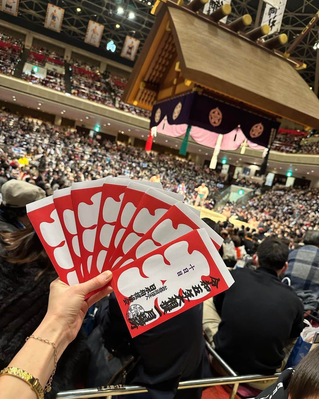 角田麻央さんのインスタグラム写真 - (角田麻央Instagram)「🇯🇵❤️‍🔥 親子ではじめての相撲観戦👩‍👦 よっ泰都海💪🏽将来頼んだ。笑 しゃーなしにYouTube見せて、 外走らせてなんとかクリアです🤣  Thanxxx @norinco02 🤍🤍🤍 👦🏻set up by @flect.tokyo 🖤❤️‍🔥  #相撲 #初場所 #相撲観戦デビュー  #男の子ママ #愛息子 #ママライフ #FLECT #FLECTTOKYO #フレクト」1月18日 18時41分 - maotsunoda888