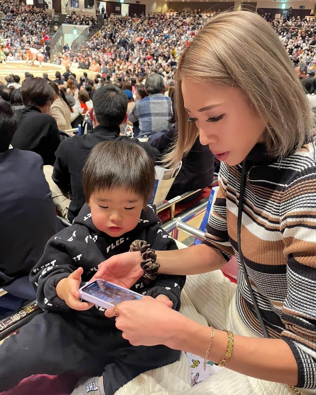 角田麻央さんのインスタグラム写真 - (角田麻央Instagram)「🇯🇵❤️‍🔥 親子ではじめての相撲観戦👩‍👦 よっ泰都海💪🏽将来頼んだ。笑 しゃーなしにYouTube見せて、 外走らせてなんとかクリアです🤣  Thanxxx @norinco02 🤍🤍🤍 👦🏻set up by @flect.tokyo 🖤❤️‍🔥  #相撲 #初場所 #相撲観戦デビュー  #男の子ママ #愛息子 #ママライフ #FLECT #FLECTTOKYO #フレクト」1月18日 18時41分 - maotsunoda888