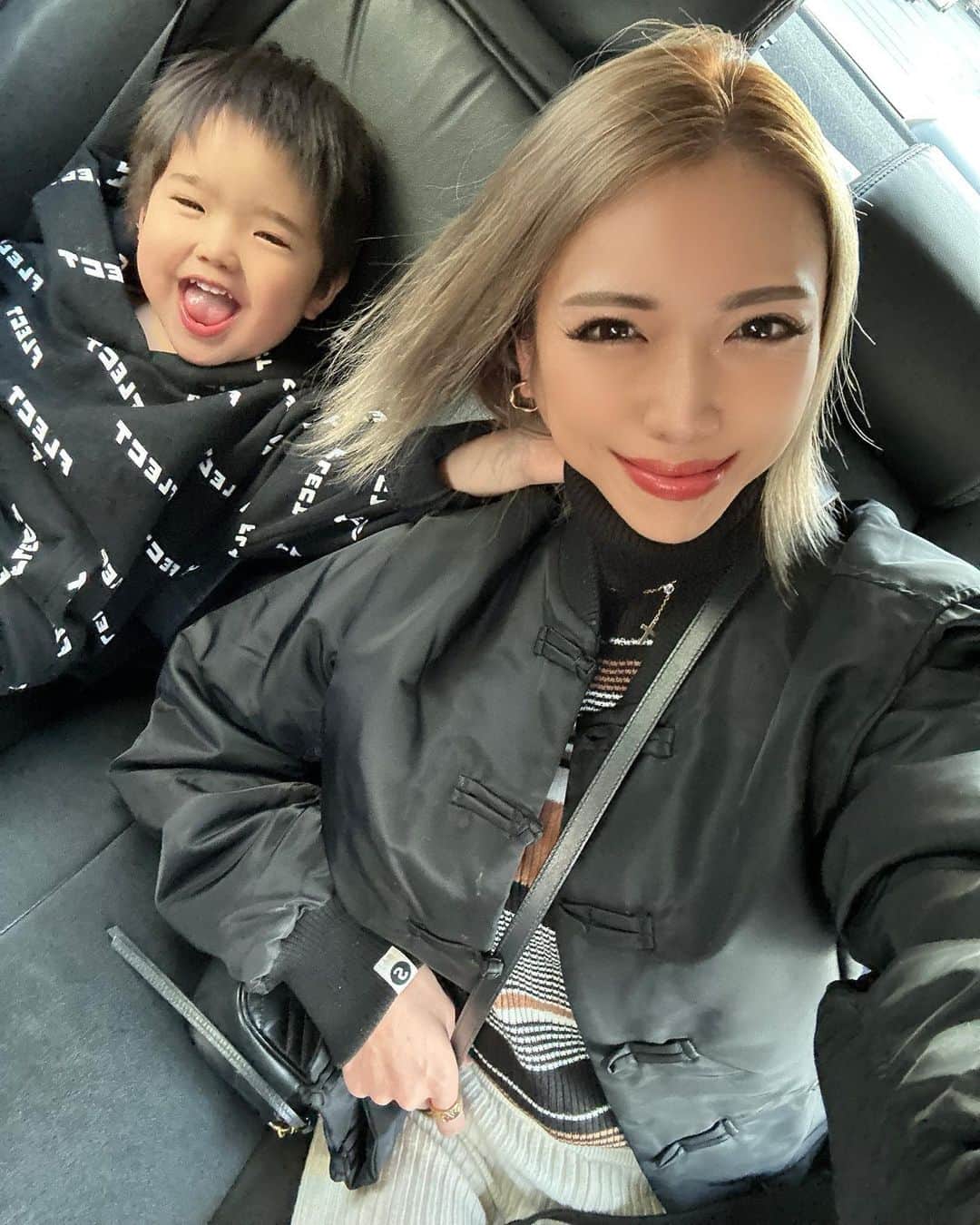 角田麻央さんのインスタグラム写真 - (角田麻央Instagram)「🇯🇵❤️‍🔥 親子ではじめての相撲観戦👩‍👦 よっ泰都海💪🏽将来頼んだ。笑 しゃーなしにYouTube見せて、 外走らせてなんとかクリアです🤣  Thanxxx @norinco02 🤍🤍🤍 👦🏻set up by @flect.tokyo 🖤❤️‍🔥  #相撲 #初場所 #相撲観戦デビュー  #男の子ママ #愛息子 #ママライフ #FLECT #FLECTTOKYO #フレクト」1月18日 18時41分 - maotsunoda888