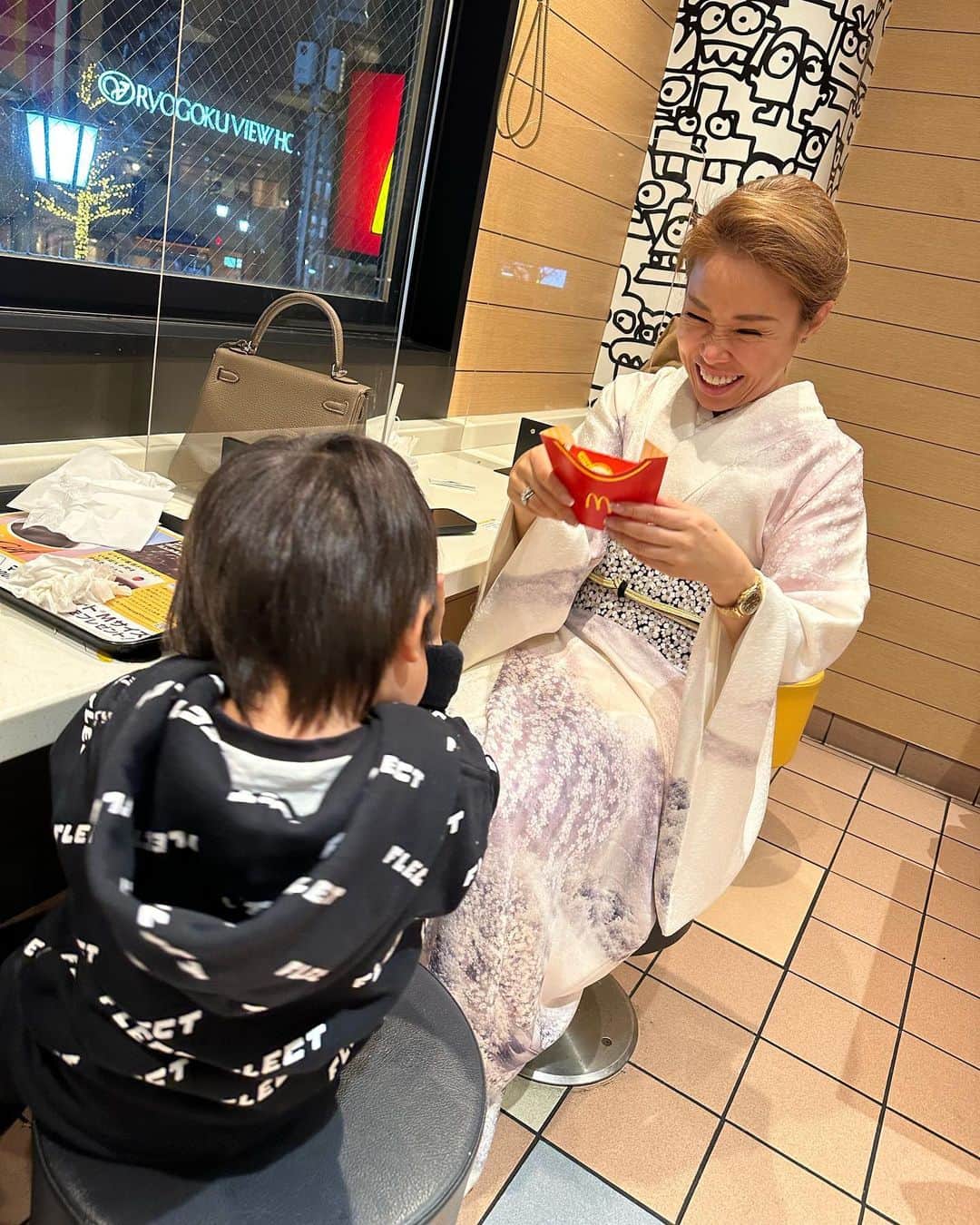 角田麻央さんのインスタグラム写真 - (角田麻央Instagram)「🇯🇵❤️‍🔥 親子ではじめての相撲観戦👩‍👦 よっ泰都海💪🏽将来頼んだ。笑 しゃーなしにYouTube見せて、 外走らせてなんとかクリアです🤣  Thanxxx @norinco02 🤍🤍🤍 👦🏻set up by @flect.tokyo 🖤❤️‍🔥  #相撲 #初場所 #相撲観戦デビュー  #男の子ママ #愛息子 #ママライフ #FLECT #FLECTTOKYO #フレクト」1月18日 18時41分 - maotsunoda888