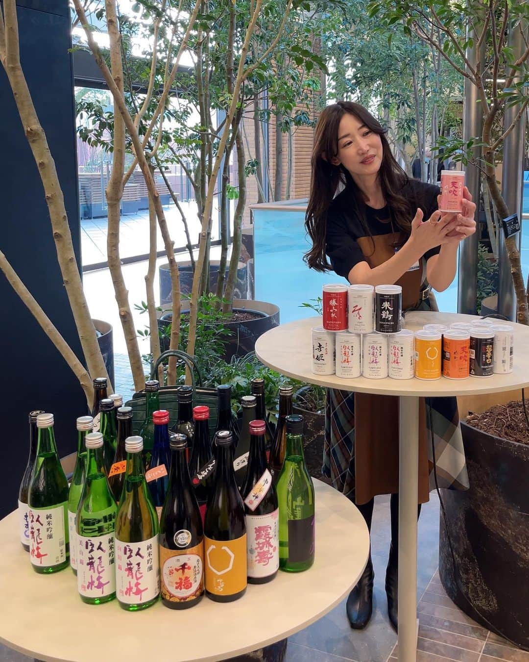 渋谷恭子さんのインスタグラム写真 - (渋谷恭子Instagram)「🍶プレス発表会🍶  世界初！毎月異なる銘柄の180ml 日本酒アルミ缶『KURA ONE』が　 全国・世界100カ国以上に届くサブスク販売をスタート！！  それに先駆けて開催されたメディア発表会へ行ってきました。  『KURA ONE』プロジェクトにご参加なさってるのは国内外での受賞歴のある酒蔵さんだけなんだそうです。  同じお酒で720mlと180mlのアルミ缶を試飲させて頂いたけど、アルミ臭さなくて、どちらも変わらず美味しい！！  アルミ缶🥫可愛い😍💕 瓶と比べるとちっちゃ〜い✨  スタイリッシュなパッケージデザインは見た目のイメージで日本酒に抵抗感あった方にも良さそう  20代・30代で日本酒にあまり馴染みがなかった方達にもおススメしたい✨  写真をご覧になって頂ければわかるけど 重ねられるから持ち歩きやすい！！ 　 瓶だと不注意で割りそう＆重いから 手土産として選ぶことがあまりなかったけど これからは手軽に持って行けそう🎁  ホームパーティーにも◎ 私はみんなで少量ずつ飲み比べる会とかをやってみたいです✨  @kuraone.sake  @sharesake #kuraonesake  #プレス発表  #event  #ギフト  #贈答 #gift  #酒器  #sakecup  #日本酒  #sake  #nihonshu  #nihonsyu  #アルミ缶日本酒  #cannedsake  #日本酒輸出  #スタートアップ  #startup  #アイディーテンジャパン  #id10japan  #澤田且成  #katsunarisawada  #kuraone #日本酒インスタグラマー」1月18日 18時41分 - kyoko.86