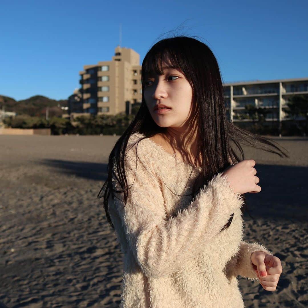 前野えまさんのインスタグラム写真 - (前野えまInstagram)「時間ができるといつも海に行きます。  I likes to go to the beach now and then. ・ ・ #海が好き  #海のある暮らし  #19歳   #beach #beachlife #sealife #mountfuji #beachphotography #seaphotography  #skyphotography  #girlportrait #actress #actor #girl #photography #portrait #japanesegirl #portraitphotography #daily_phot_jpn #japan_daytime_view」1月18日 19時11分 - maeno_ema