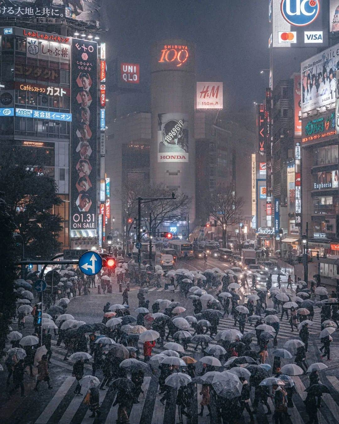 deepskyさんのインスタグラム写真 - (deepskyInstagram)「Tokyo Snow . When it snows in Tokyo, the concrete jungle dramatically turns to be " Photography Hevean ". Hopefully snowing again this year too !! . 2018年の東京の大雪の写真。この日は夕方くらいから電車止まったりして、駅が人で溢れ帰ってました。ちょうど帰国1年目ということもあり、僕にとっては、初めての東京の雪で大興奮して終電まで歩き回ってたのを覚えてます！今年も是非降ってほしいです！ . . #tokyo #snow #streetsnap #streetphotography #streets_vison #photography #beautifuldestinations #東京 #雪」1月18日 20時02分 - _deepsky