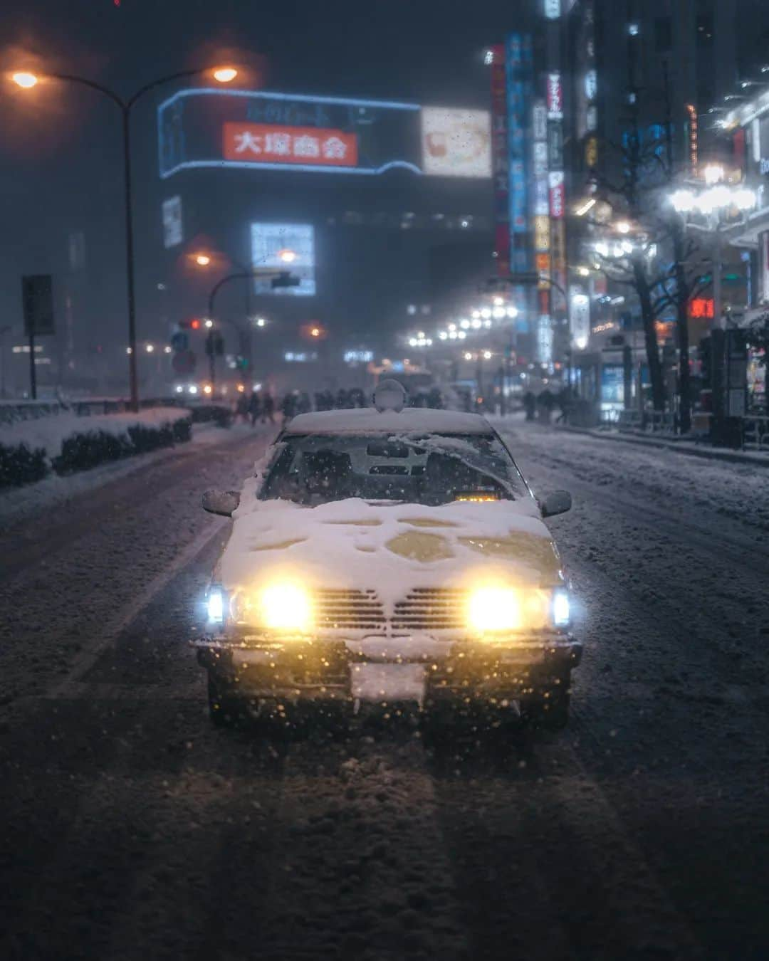 deepskyさんのインスタグラム写真 - (deepskyInstagram)「Tokyo Snow . When it snows in Tokyo, the concrete jungle dramatically turns to be " Photography Hevean ". Hopefully snowing again this year too !! . 2018年の東京の大雪の写真。この日は夕方くらいから電車止まったりして、駅が人で溢れ帰ってました。ちょうど帰国1年目ということもあり、僕にとっては、初めての東京の雪で大興奮して終電まで歩き回ってたのを覚えてます！今年も是非降ってほしいです！ . . #tokyo #snow #streetsnap #streetphotography #streets_vison #photography #beautifuldestinations #東京 #雪」1月18日 20時02分 - _deepsky