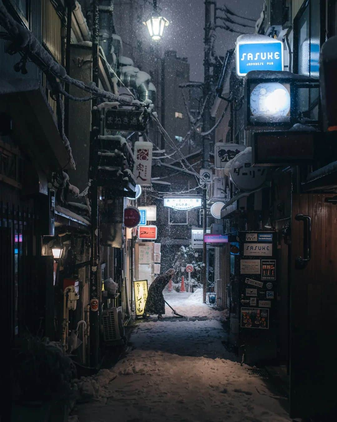 deepskyさんのインスタグラム写真 - (deepskyInstagram)「Tokyo Snow . When it snows in Tokyo, the concrete jungle dramatically turns to be " Photography Hevean ". Hopefully snowing again this year too !! . 2018年の東京の大雪の写真。この日は夕方くらいから電車止まったりして、駅が人で溢れ帰ってました。ちょうど帰国1年目ということもあり、僕にとっては、初めての東京の雪で大興奮して終電まで歩き回ってたのを覚えてます！今年も是非降ってほしいです！ . . #tokyo #snow #streetsnap #streetphotography #streets_vison #photography #beautifuldestinations #東京 #雪」1月18日 20時02分 - _deepsky