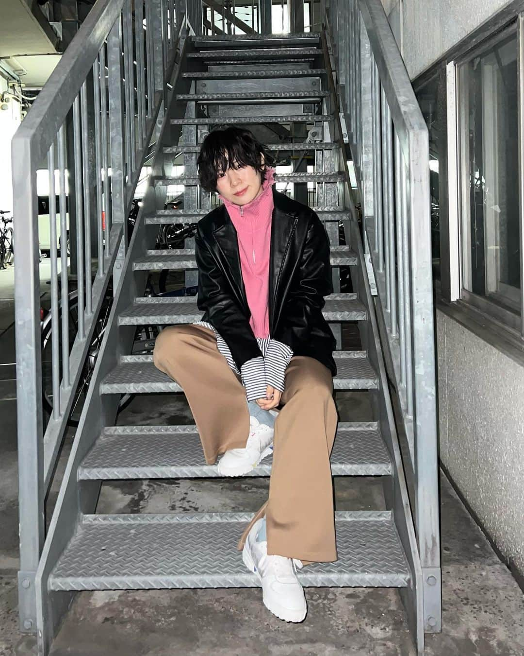 光永さんのインスタグラム写真 - (光永Instagram)「さっき撮ったばっかの今日の服。フェイクレザーのテーラードジャケットにハイネックニットベスト合わせました🐕🫶🏻 白スニーカー合わせで洗礼されたカジュアルダウン👟レイヤードたのしいいい ㅤㅤㅤㅤㅤㅤㅤㅤㅤㅤㅤㅤ ニット：#jouetie ジャケット：#mayree シャツ：#hotping パンツ：#オパール東京 スニーカー：#ellesse アウター：#LAURENHI バッグ：#SML ㅤㅤㅤㅤㅤㅤㅤㅤㅤㅤㅤㅤ #ootd #outfit #冬コーデ #レザージャケット #ダメージニット #メンズライクコーデ #ボーイッシュコーデ #メンズライク #ボーイッシュ #ショートヘアアレンジ #メンズライクショート #ショートパーマ #骨格ナチュラル #骨格ナチュラルコーデ #ブルベ冬 #ブルベ冬コーデ」1月18日 20時21分 - hinata_official__