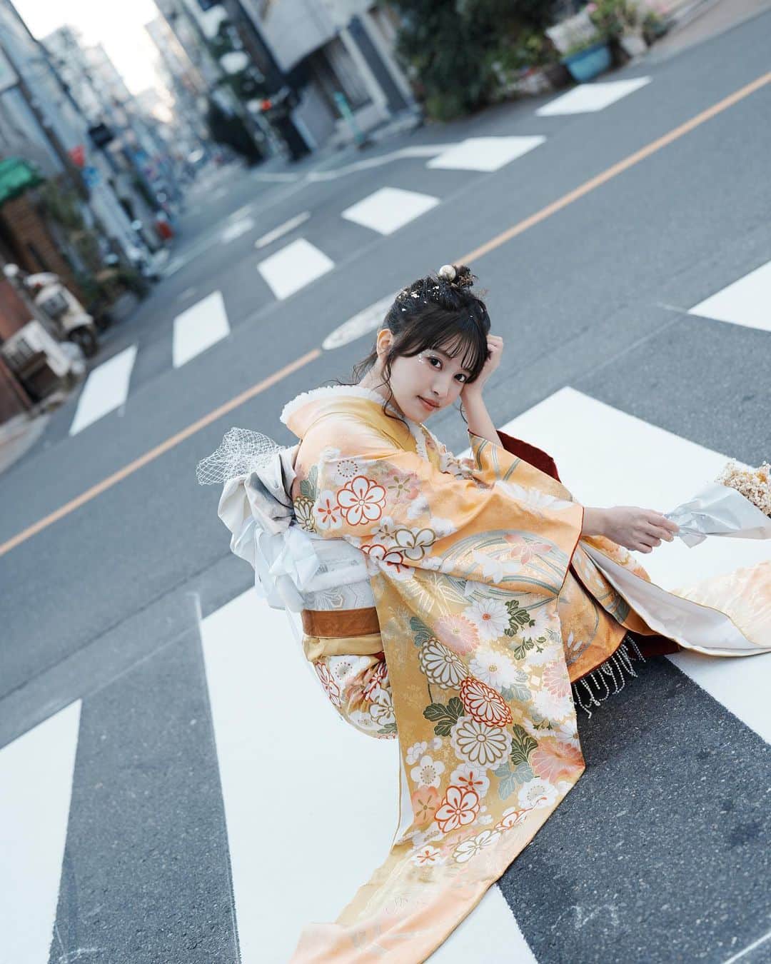 蔡瑞雪（Ruixue Tsai）さんのインスタグラム写真 - (蔡瑞雪（Ruixue Tsai）Instagram)「快過春節了～ ε٩(๑> ₃ <)۶з 你們安排好什麼行程了嗎？ - 這次的日本街拍嘗試以往不同的風格 你們覺得如何？ 💛🌸  @kimonomiyabi 📷 @mengsiyuuu  #振袖 #和服 #日本和服 #淺草和服 #kimono #きもの  #日本旅遊 #日本旅行 #japan #tokyo」1月18日 21時19分 - snowbabyq