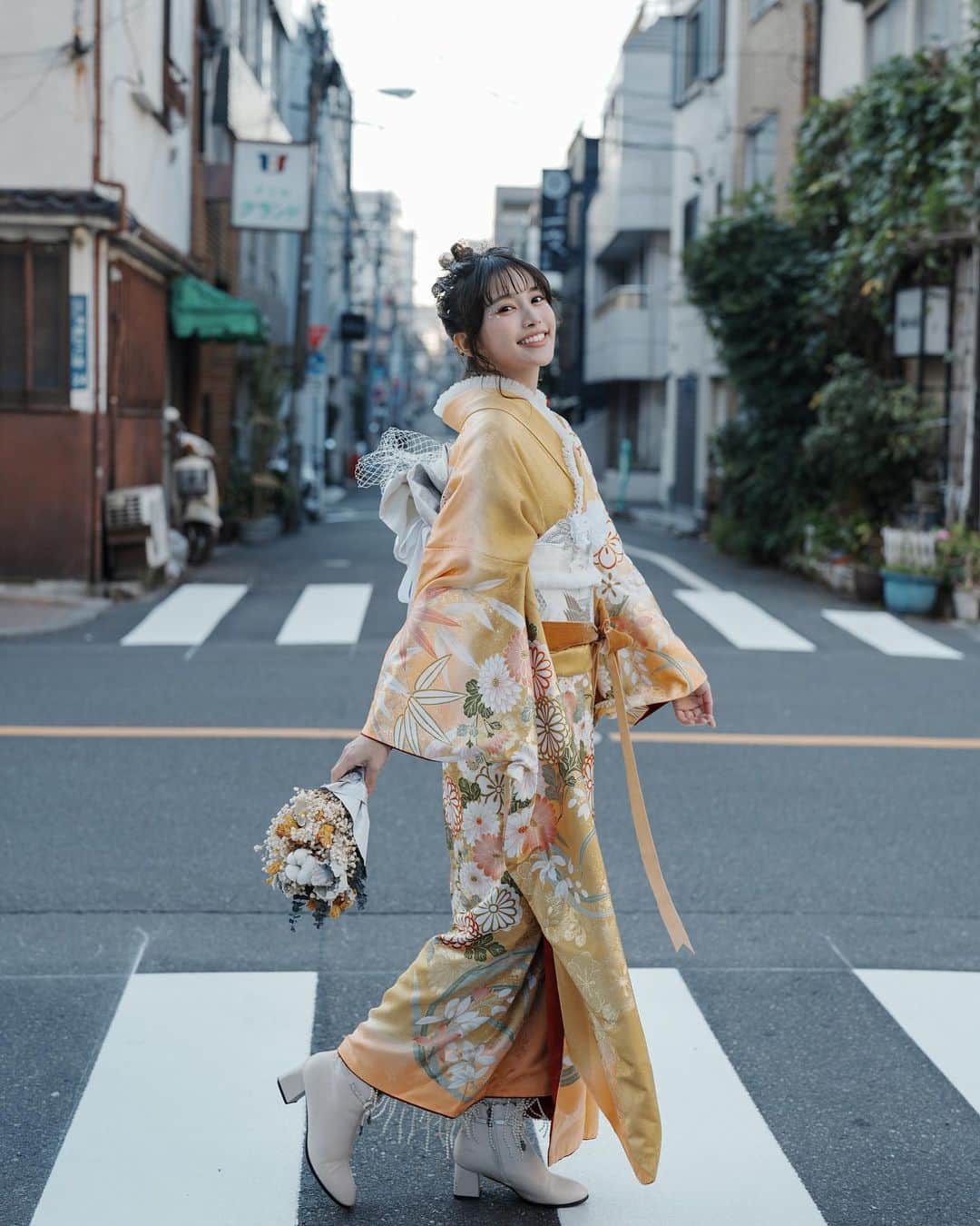 蔡瑞雪（Ruixue Tsai）さんのインスタグラム写真 - (蔡瑞雪（Ruixue Tsai）Instagram)「快過春節了～ ε٩(๑> ₃ <)۶з 你們安排好什麼行程了嗎？ - 這次的日本街拍嘗試以往不同的風格 你們覺得如何？ 💛🌸  @kimonomiyabi 📷 @mengsiyuuu  #振袖 #和服 #日本和服 #淺草和服 #kimono #きもの  #日本旅遊 #日本旅行 #japan #tokyo」1月18日 21時19分 - snowbabyq