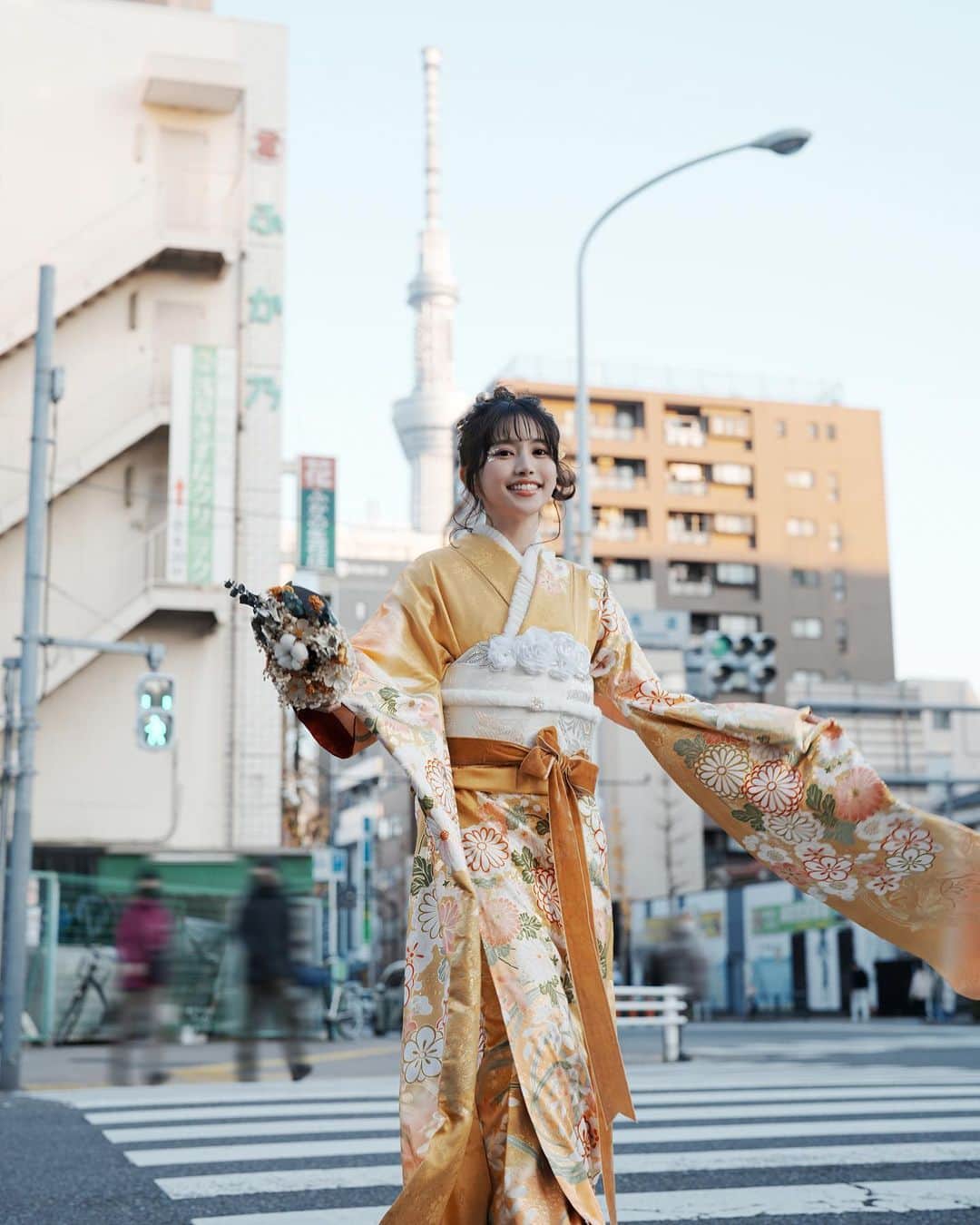 蔡瑞雪（Ruixue Tsai）さんのインスタグラム写真 - (蔡瑞雪（Ruixue Tsai）Instagram)「快過春節了～ ε٩(๑> ₃ <)۶з 你們安排好什麼行程了嗎？ - 這次的日本街拍嘗試以往不同的風格 你們覺得如何？ 💛🌸  @kimonomiyabi 📷 @mengsiyuuu  #振袖 #和服 #日本和服 #淺草和服 #kimono #きもの  #日本旅遊 #日本旅行 #japan #tokyo」1月18日 21時19分 - snowbabyq