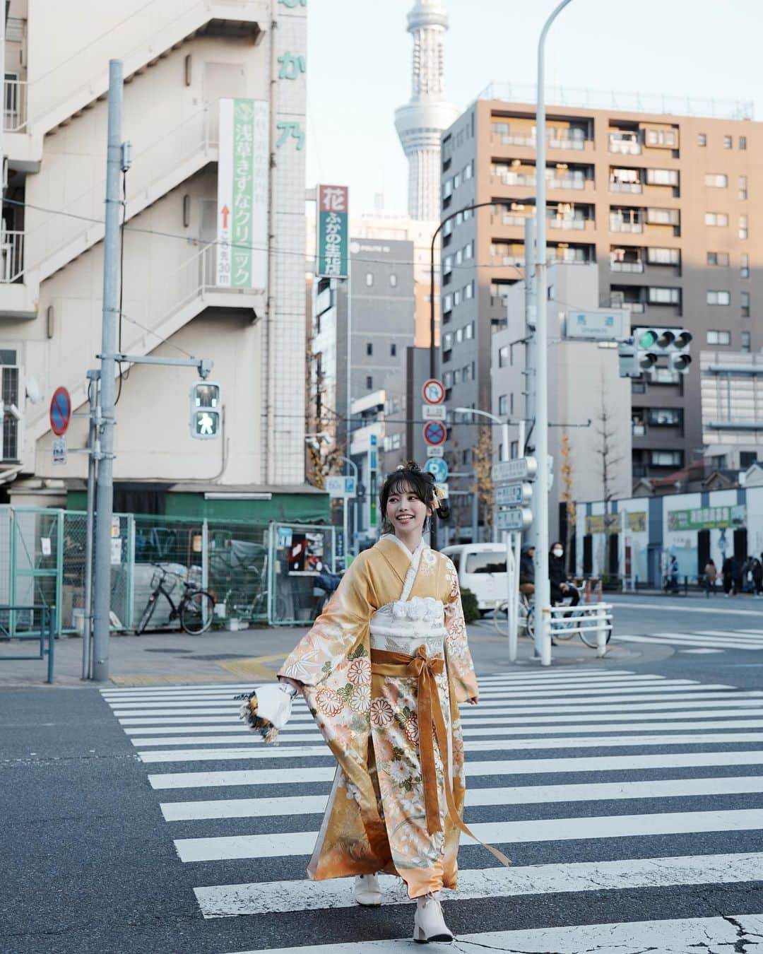 蔡瑞雪（Ruixue Tsai）さんのインスタグラム写真 - (蔡瑞雪（Ruixue Tsai）Instagram)「快過春節了～ ε٩(๑> ₃ <)۶з 你們安排好什麼行程了嗎？ - 這次的日本街拍嘗試以往不同的風格 你們覺得如何？ 💛🌸  @kimonomiyabi 📷 @mengsiyuuu  #振袖 #和服 #日本和服 #淺草和服 #kimono #きもの  #日本旅遊 #日本旅行 #japan #tokyo」1月18日 21時19分 - snowbabyq